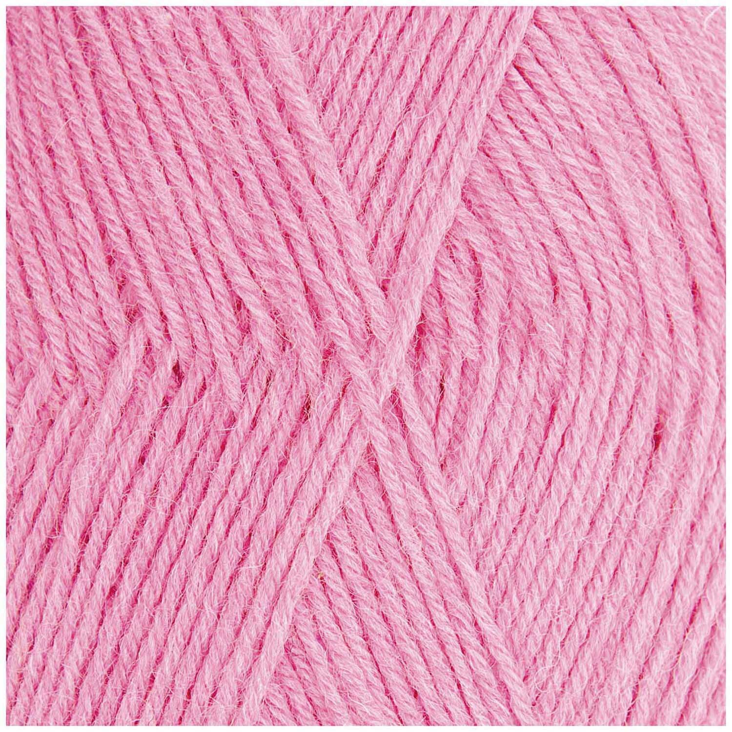 Superba Premium 4fädig Wolle in Pink von Rico Design, 100g Knäuel mit 380m Länge, Nahaufnahme der weichen Textur.