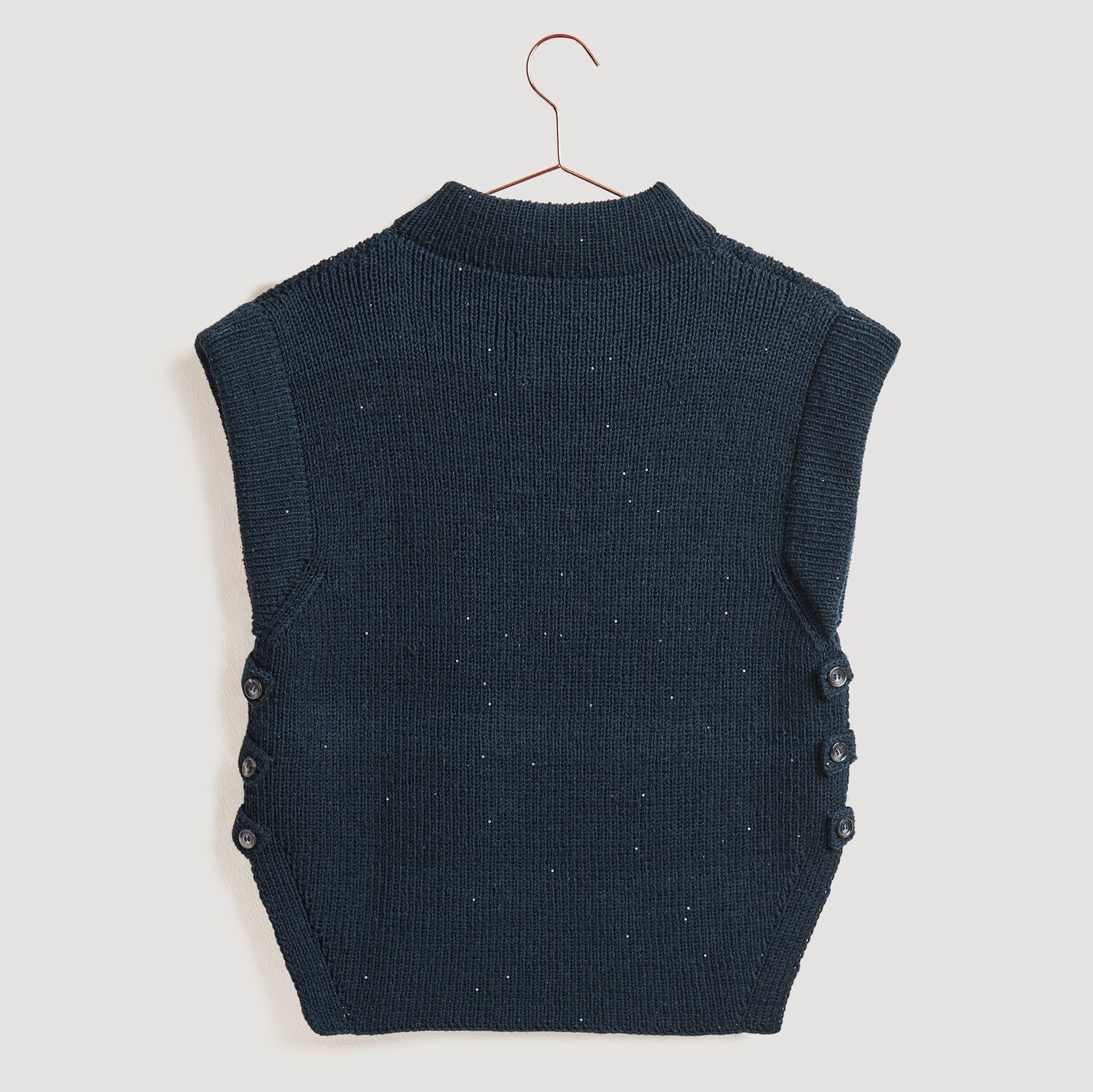 Die Neue Masche No. 13 Herbst von idee. Creativmarkt Essentials Merino dk: Dunkelblauer Strickpullover mit Knöpfen an den Seiten, ideal für Herbstmode.