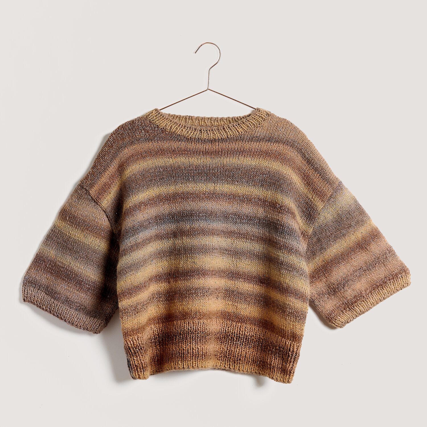 Creative Melange Alpaca Wonderball dk kurzärmliger Strickpullover mit weichen Querstreifen in warmen Naturtönen, lockere Passform, gestrickt mit Rico Design Garn, 100g 300m