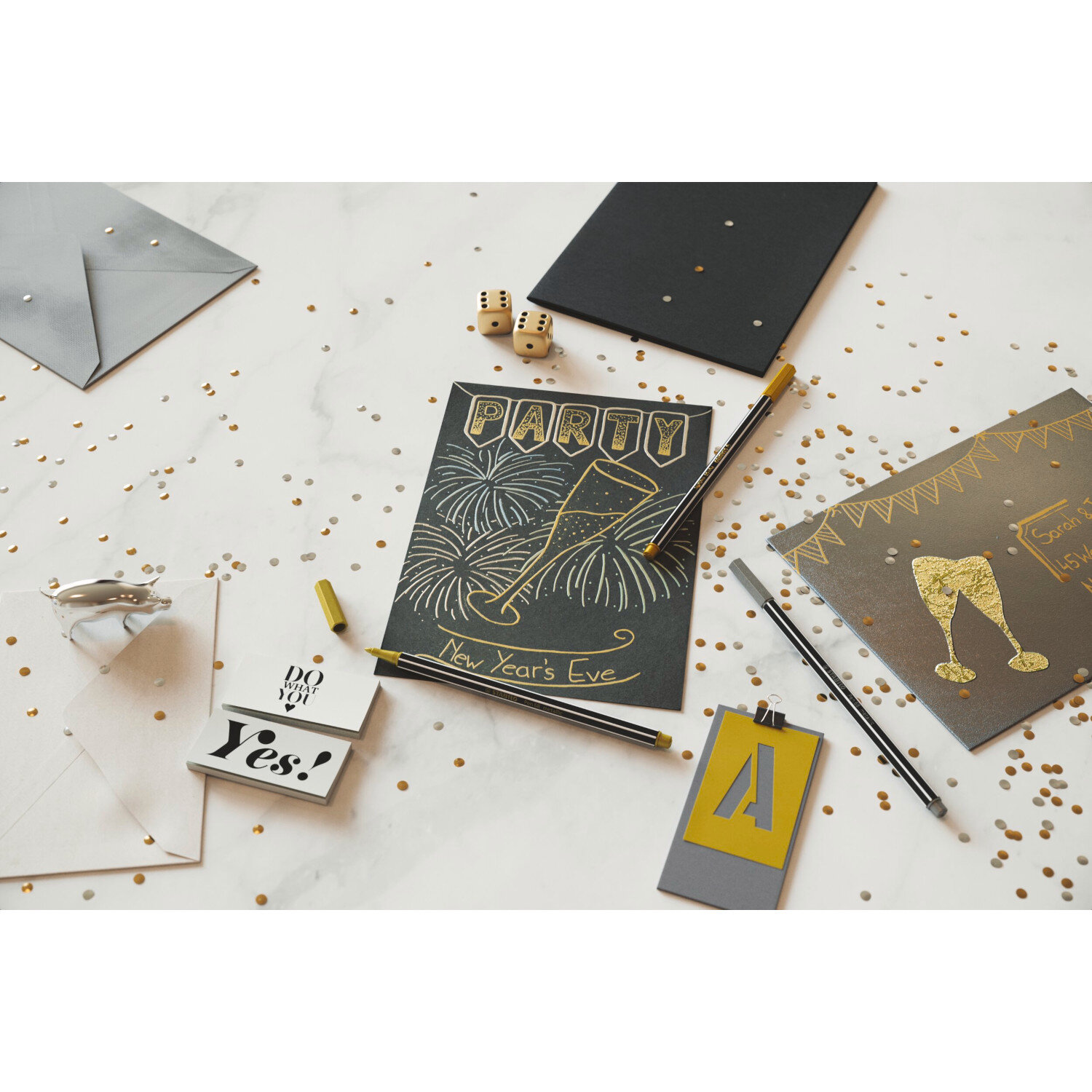 Pen 68 Metallic im Kunststoffetui 8 Farben: Kreative Neujahrskarten mit goldenen und silbernen Akzenten, umgeben von Partydekorationen.