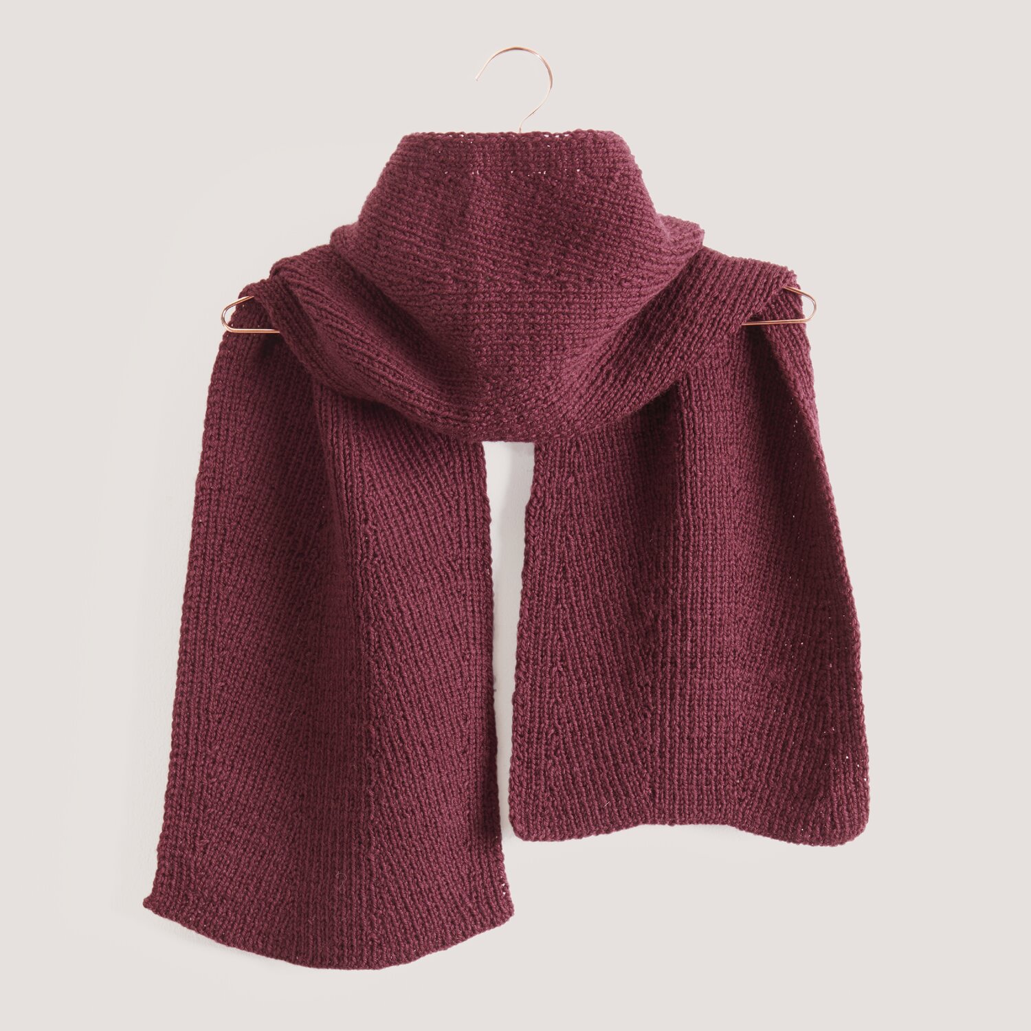 Strickset Schal Modell 10 aus Made by Me Men No. 3 in weinrot, gestrickt aus Essentials Soft Merino aran.