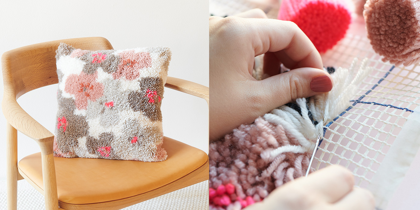Zwei quadratische Bilder aneinandergereiht. Ein geknüpftes Kissen mit Blumen-Design auf einem Stuhl und Hände die ein Stramin beknüpfen. 