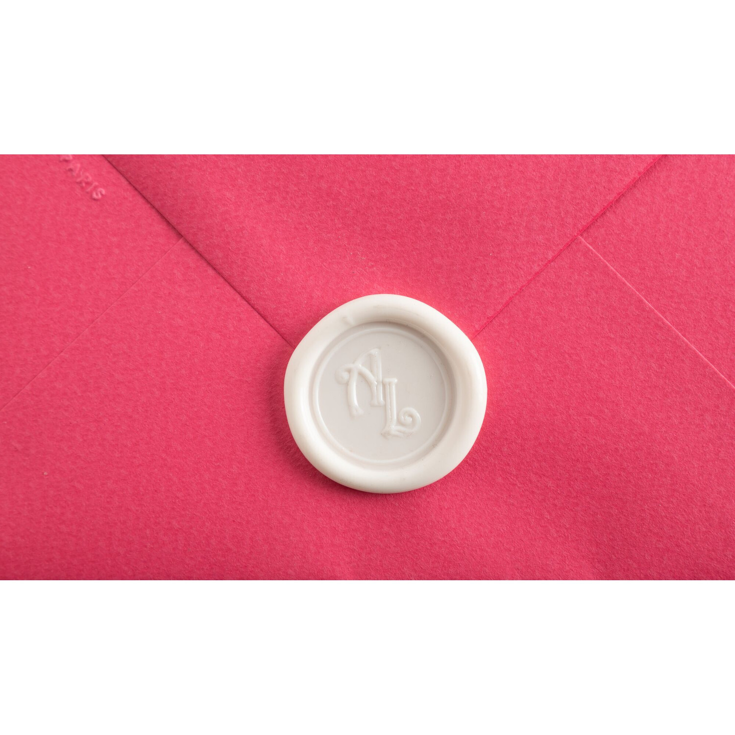 Siegelwachs Stangen, Extra Weiß, 6-teilig: Weißes Siegel auf rotem Umschlag, elegant und klassisch für besondere Anlässe.