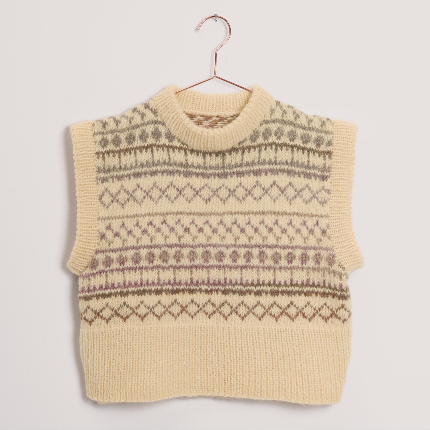 Luxury Merino Alpaca Dream aran, gestrickte Fair-Isle-Weste in Naturtönen, aus Rico Design Creative Wool Tonality, ärmellos mit breiten Rippbündchen