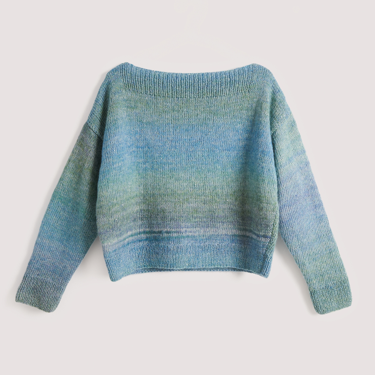 Strickpullover auf hellem Hintergrund