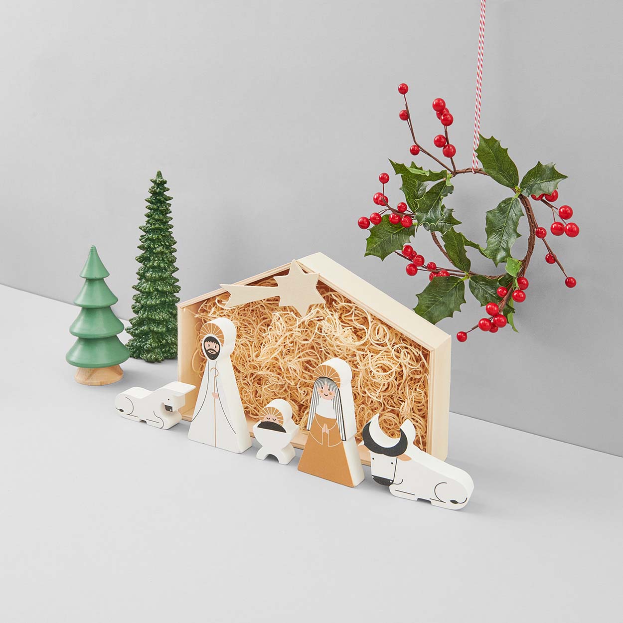 Weihnachtskrippe und Tannenbäume aus Holz