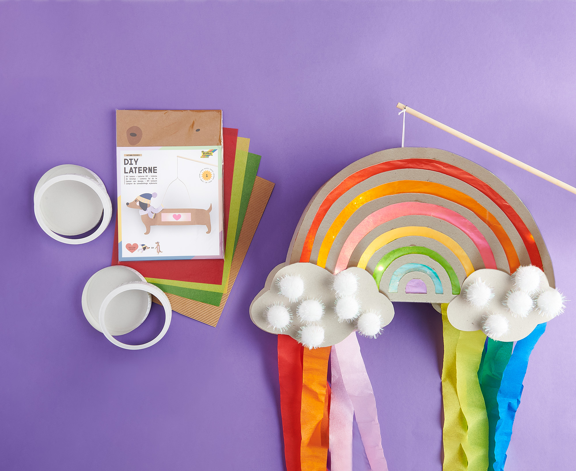 Regenbogen Laterne liegt neben Bastelmaterial