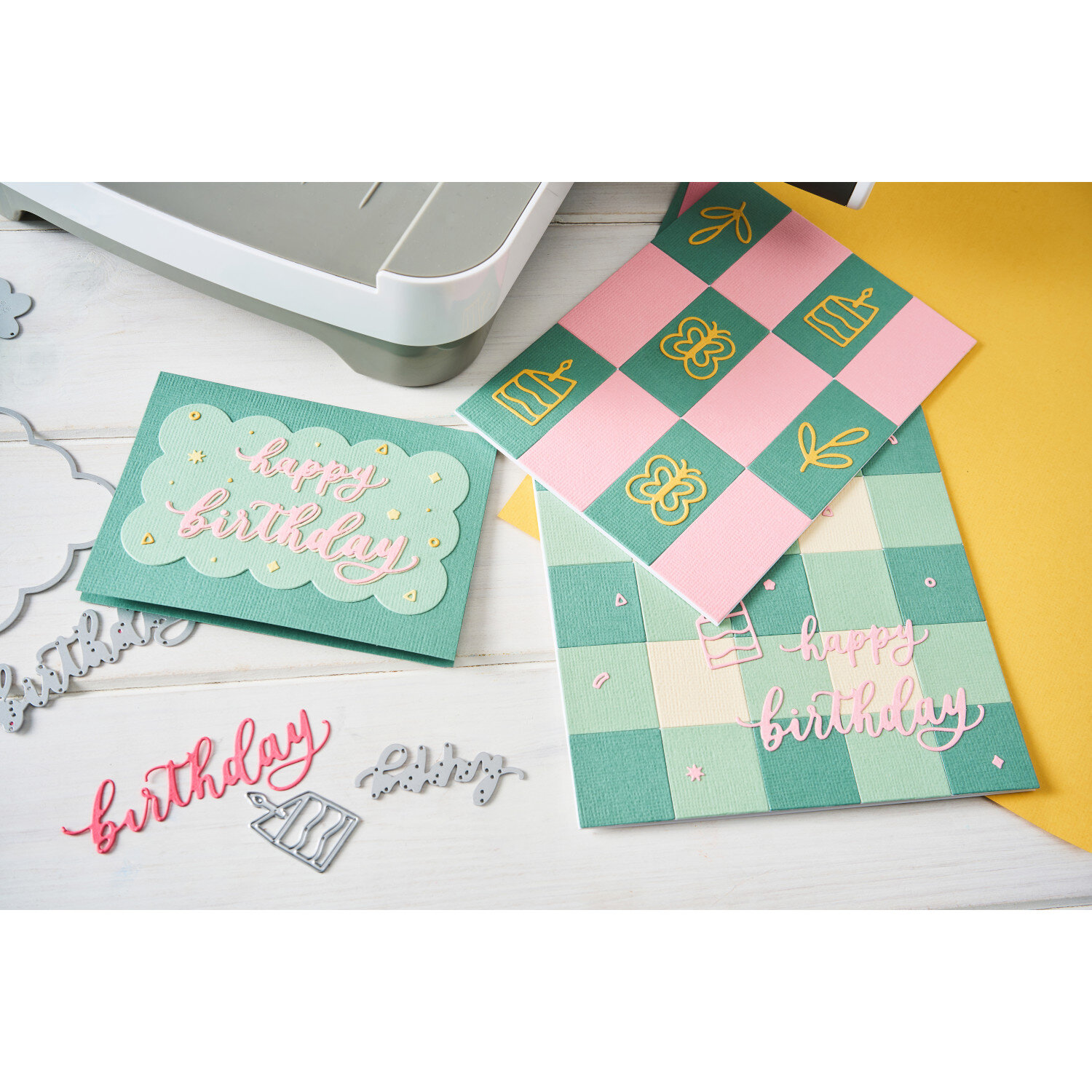 Sizzix Thinlits Die Set Birthday Doodles 23 Stück, ausgestanzte Geburtstagsmotive und Schriftzüge auf bunten Karten, passend für kreative Grußkartenherstellung