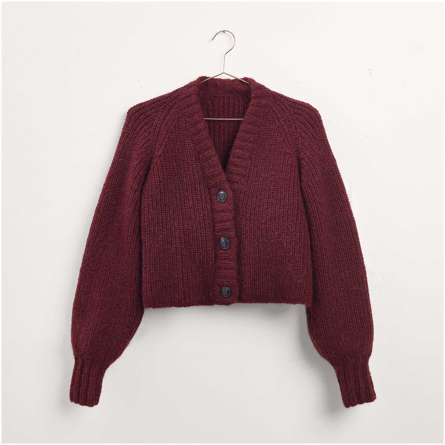 Dunkelrote Strickjacke, Modell 20b, aus der Kollektion "Made by Me Nr. 17". Die Jacke hat einen V-Ausschnitt und Knöpfe, präsentiert als Legeware. Ideal für stilvolle Herbst- und Winteroutfits.