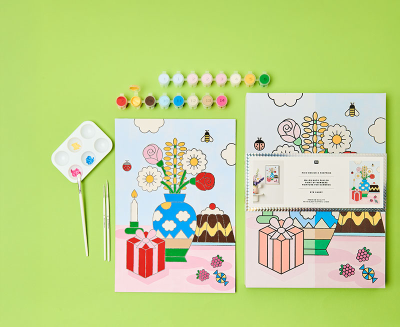 Malen nach Zahlen mit der Verpackung und dem Zubehör. Flatlay von Produkten der Kollektion Eye Candy.