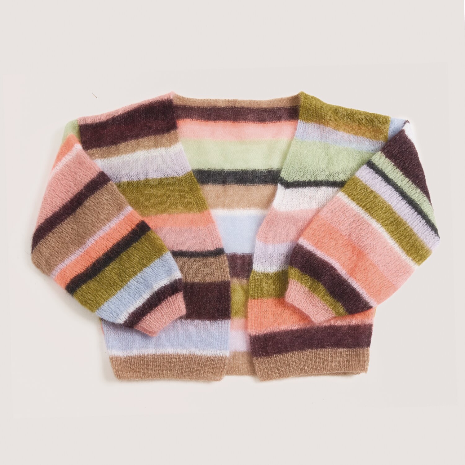 Made by Me No. 22 Frühjahr-Sommer: Bunter Strick-Cardigan aus Essentials Super Kid Mohair Loves Silk in Streifenmuster auf hellem Hintergrund.