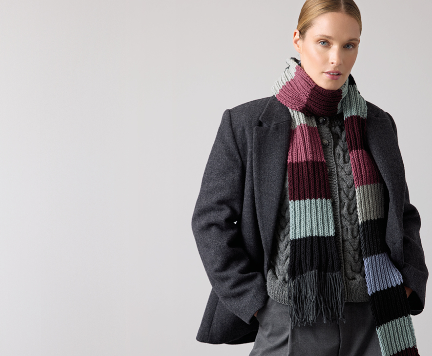 Frau trägt Strickschal