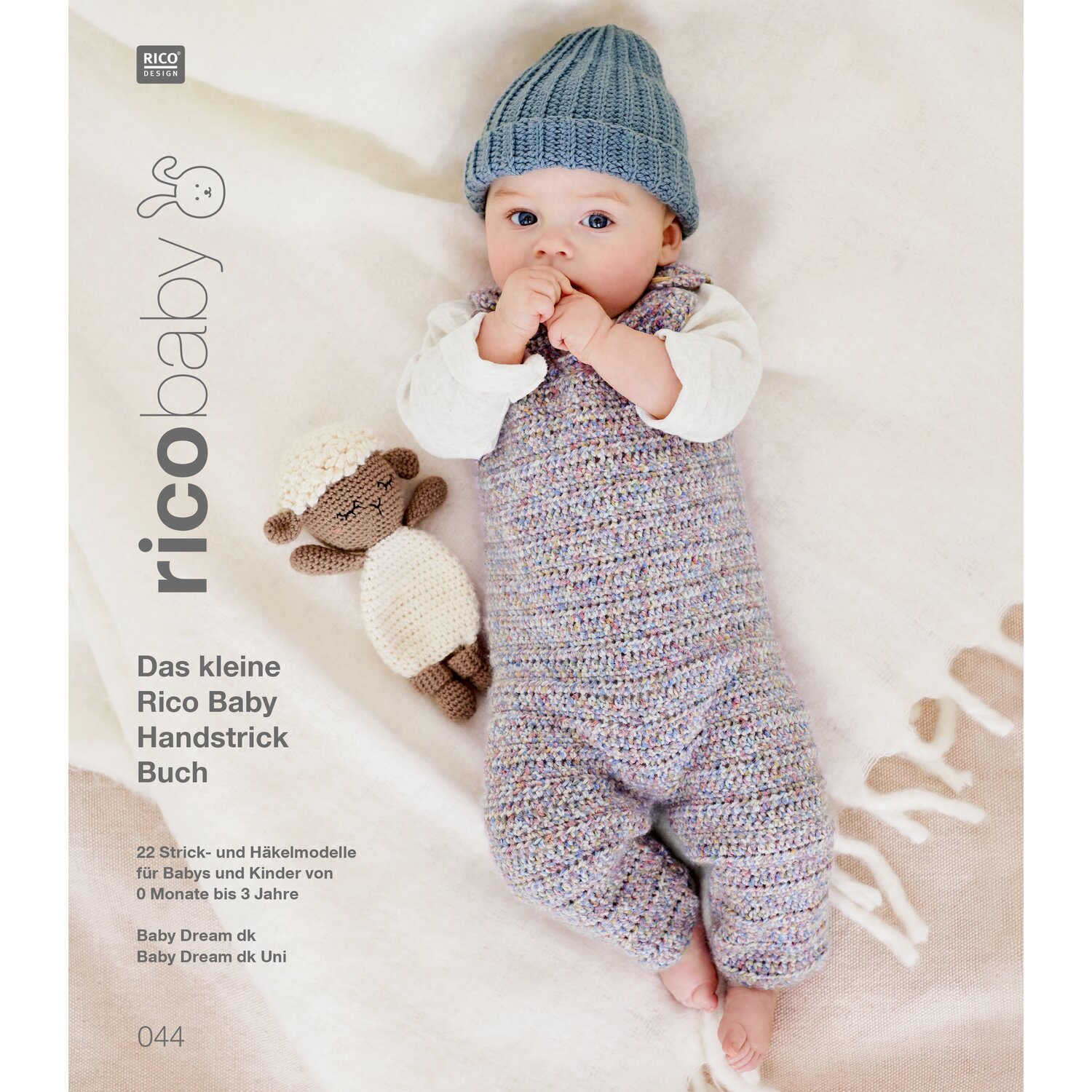 Rico Baby 044 zeigt ein liegendes Baby in gestricktem Overall und Mütze von Rico Design, auf Decke mit Plüschschaf, Cover des Handstrick-Buchs.