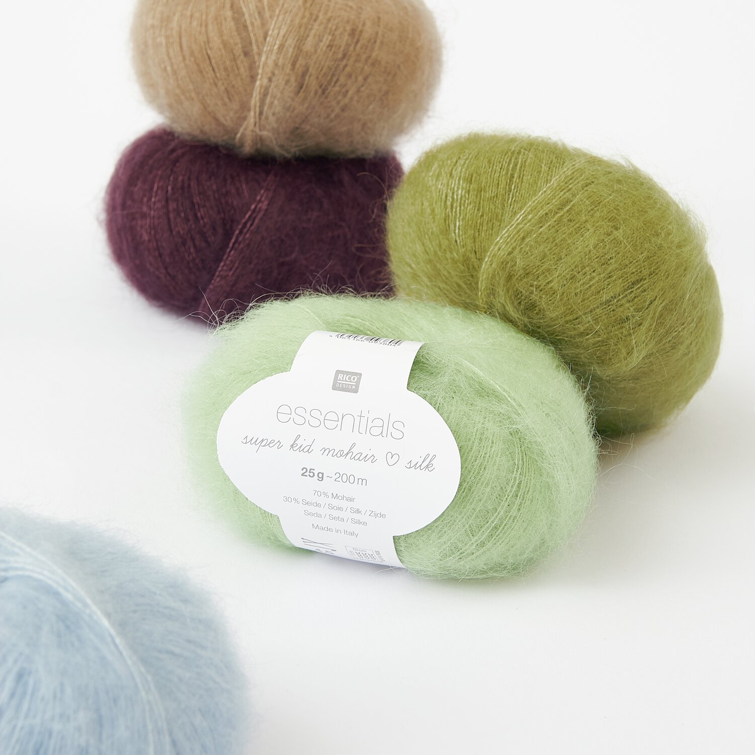 Essentials Super Kid Mohair Loves Silk Sortiment XIII zeigt weiche Garne in Aloe, Bordeaux und Nougat. Ideal für luxuriöse Strickprojekte.