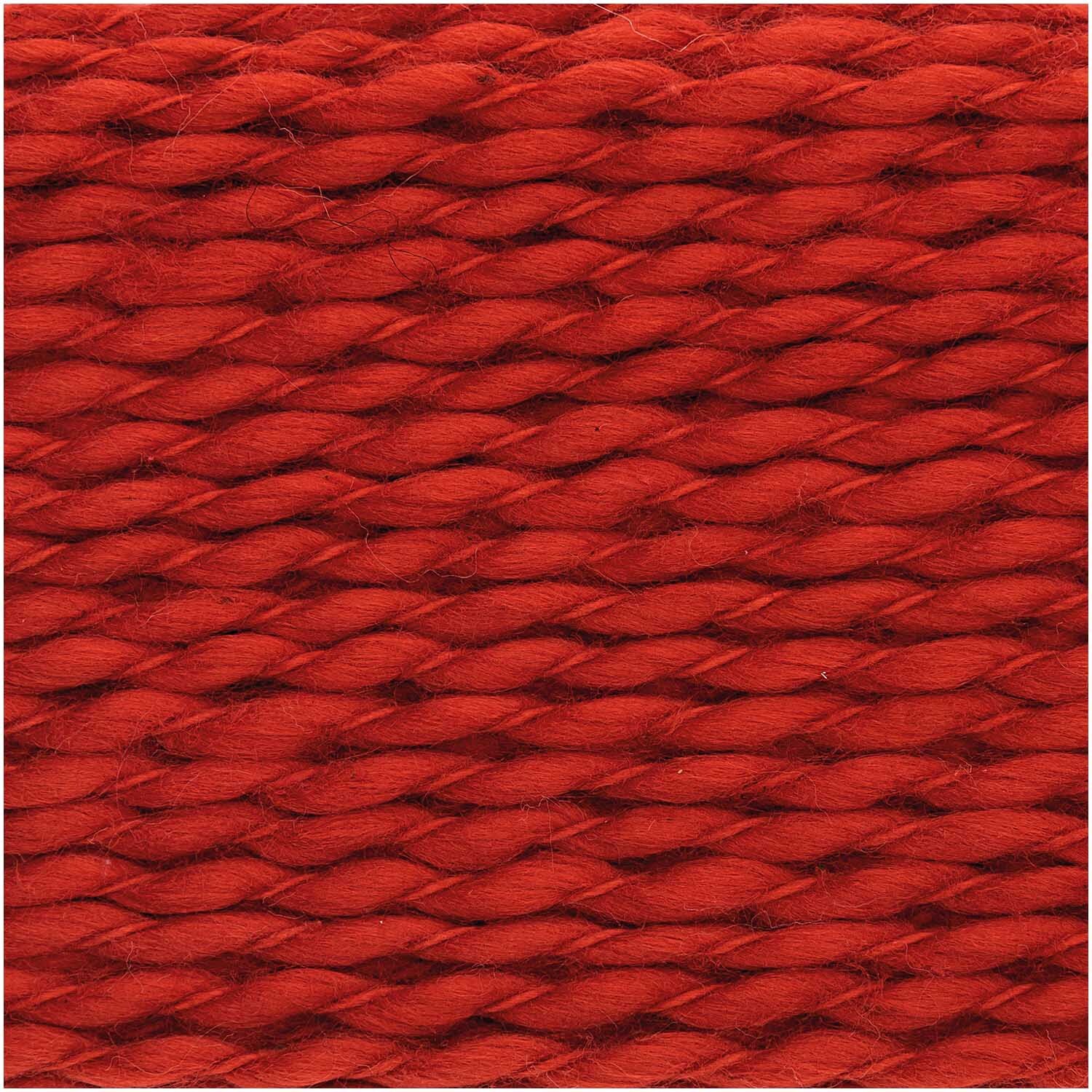 Creative So Cool + So Soft Cotton chunky: Nahaufnahme von rotem, dickem Baumwollgarn von Rico Design, ideal für Strickprojekte.