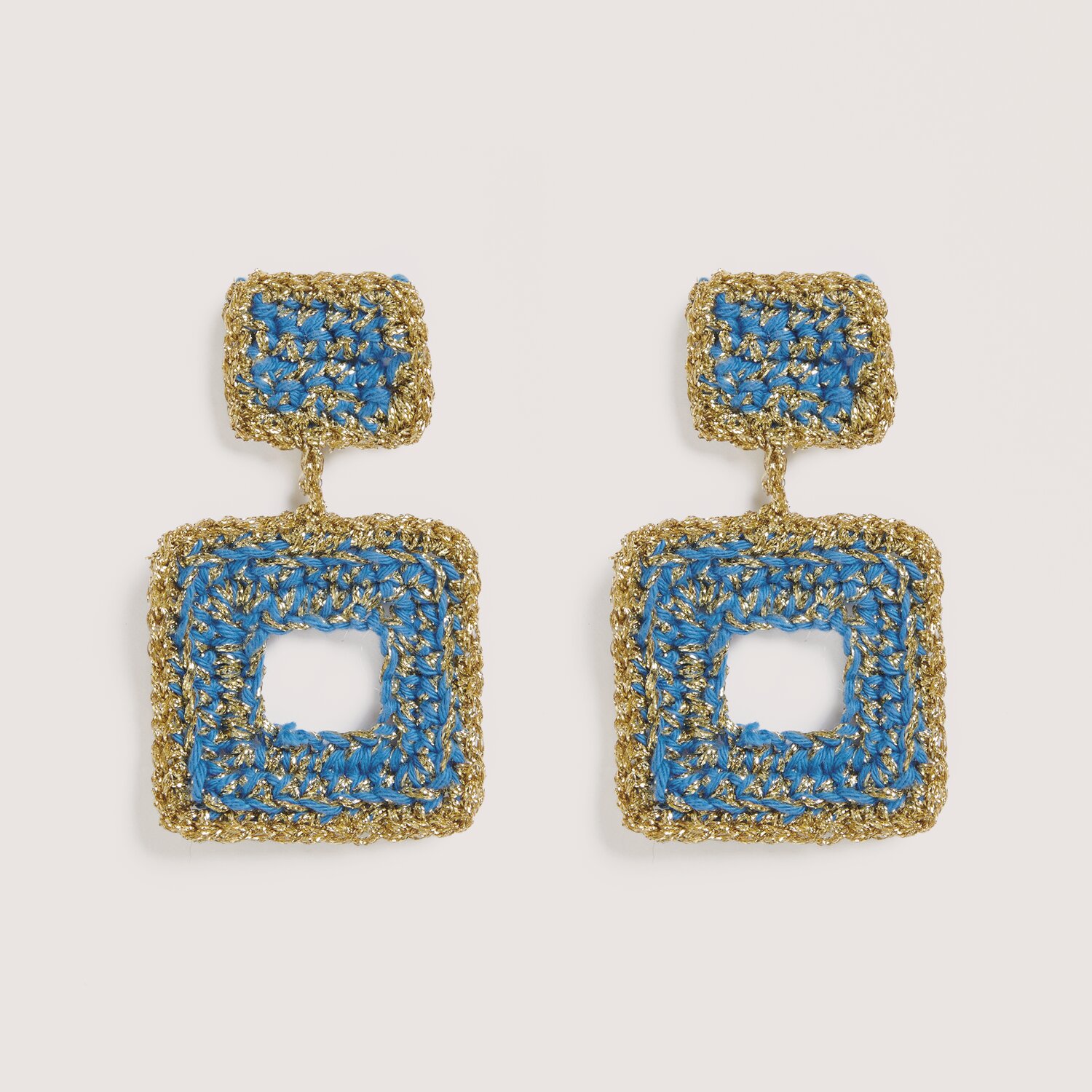 Häkelset Ohrringe Modell 27: Quadratische Ohrringe in Blau und Gold, gehäkelt aus Creative Ricorumi dk und Lamé dk von Rico Design.