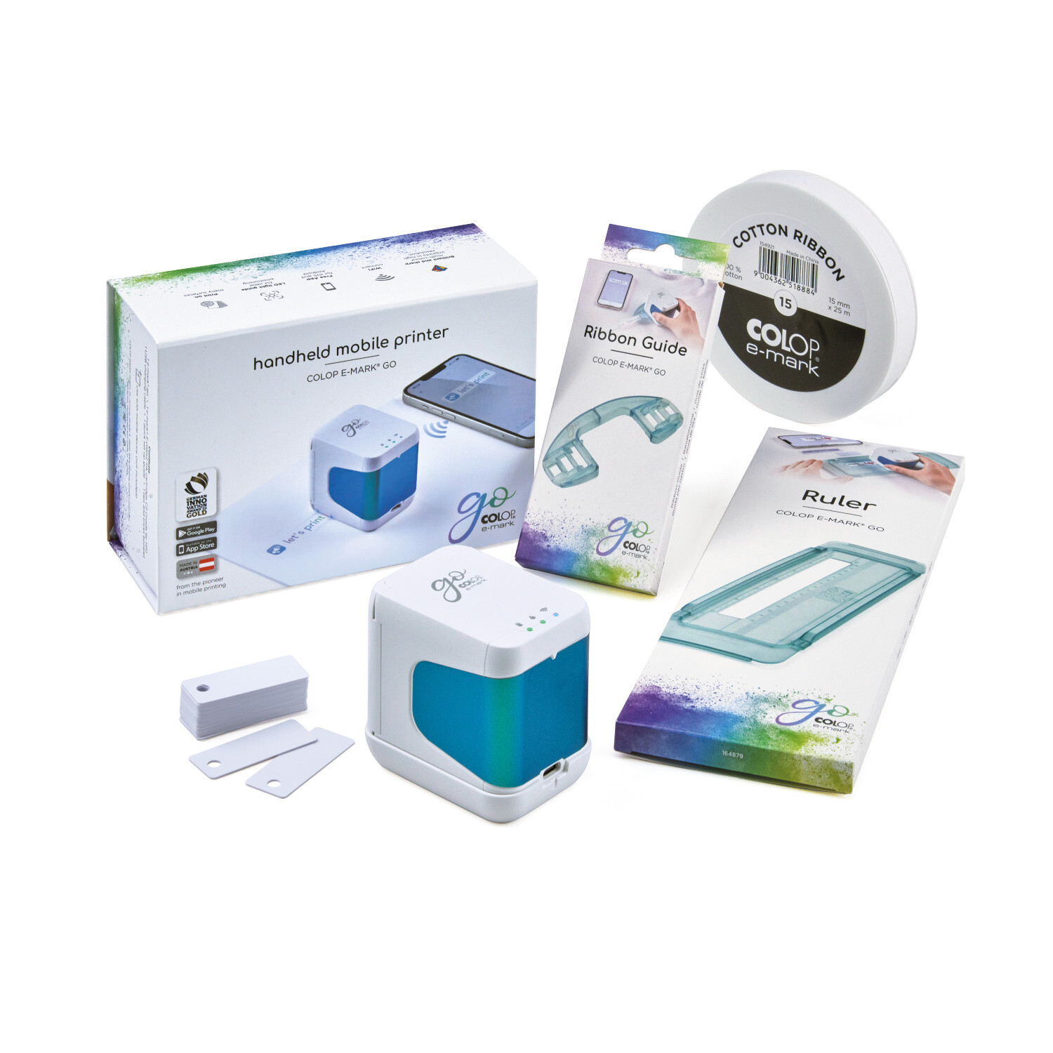 Tragbares Drucker-Bundle in Weiß und Salbei von e-mark. Zeigt die Vorderansicht des e-mark GO Bundles mit Tintenpatrone, Verpackung und Zubehör. Ideal für mobiles Drucken.