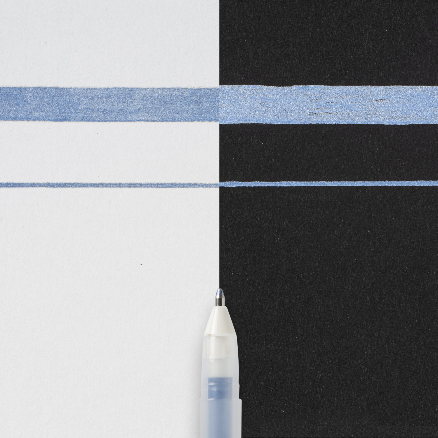 Gelly Roll Metallic Gelstift Farbe Blau-Schwarz von Royal Talens Gelly Roll Metallic Gelstift schreibt in Blau-Schwarz auf weißem und schwarzem Papier. Ideal für kreative Projekte.