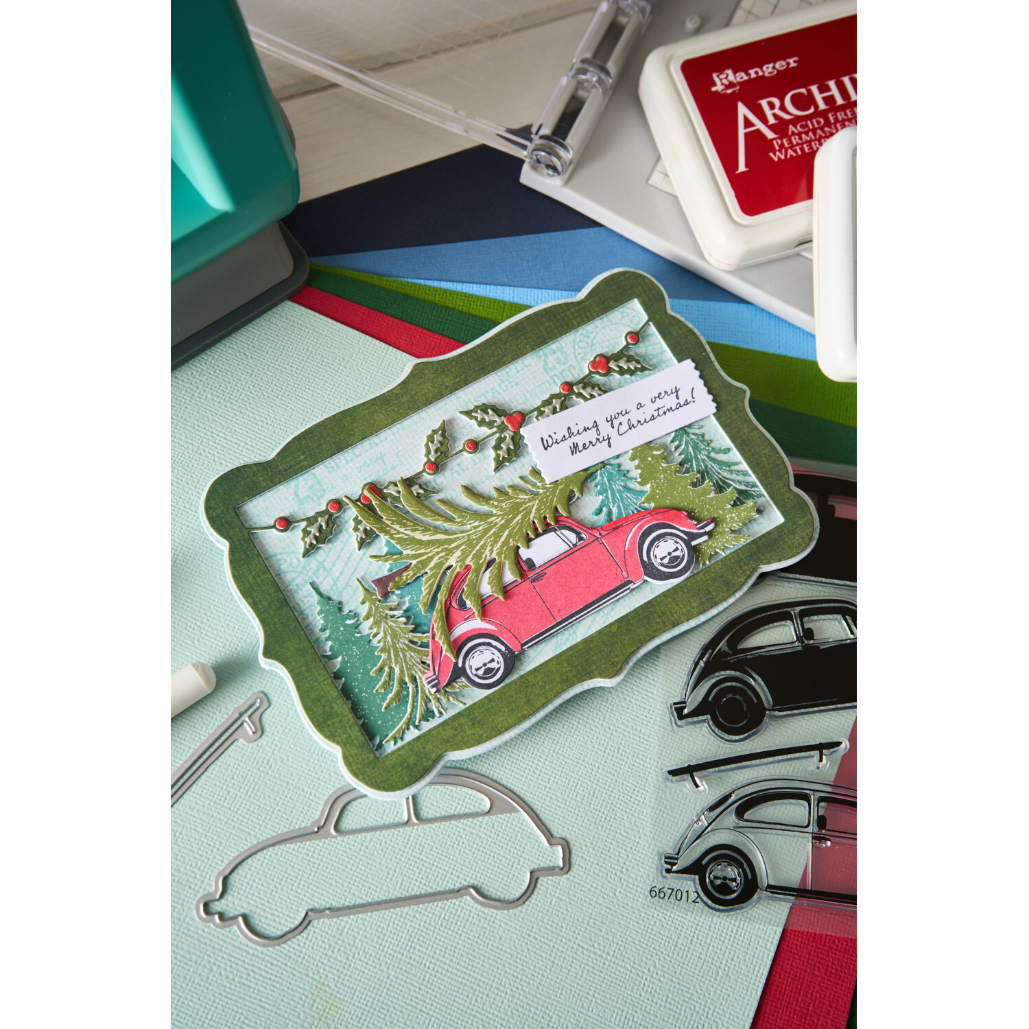 Clear Stamps \/ Framelits Journey Home Auto, 10-teilig, zeigt ein rotes Auto mit Tannenbaum.