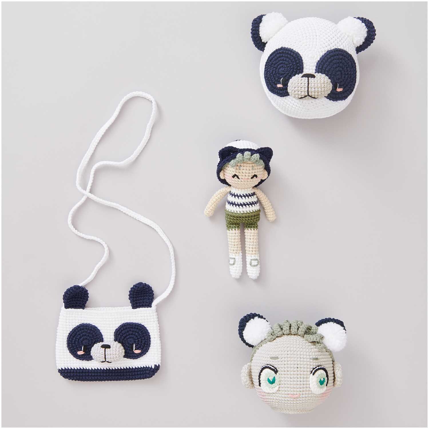 Creative Ricorumi dk: Gehäkelte Panda-Tasche und Figuren in Sumpfgrün und Weiß von Rico Design.