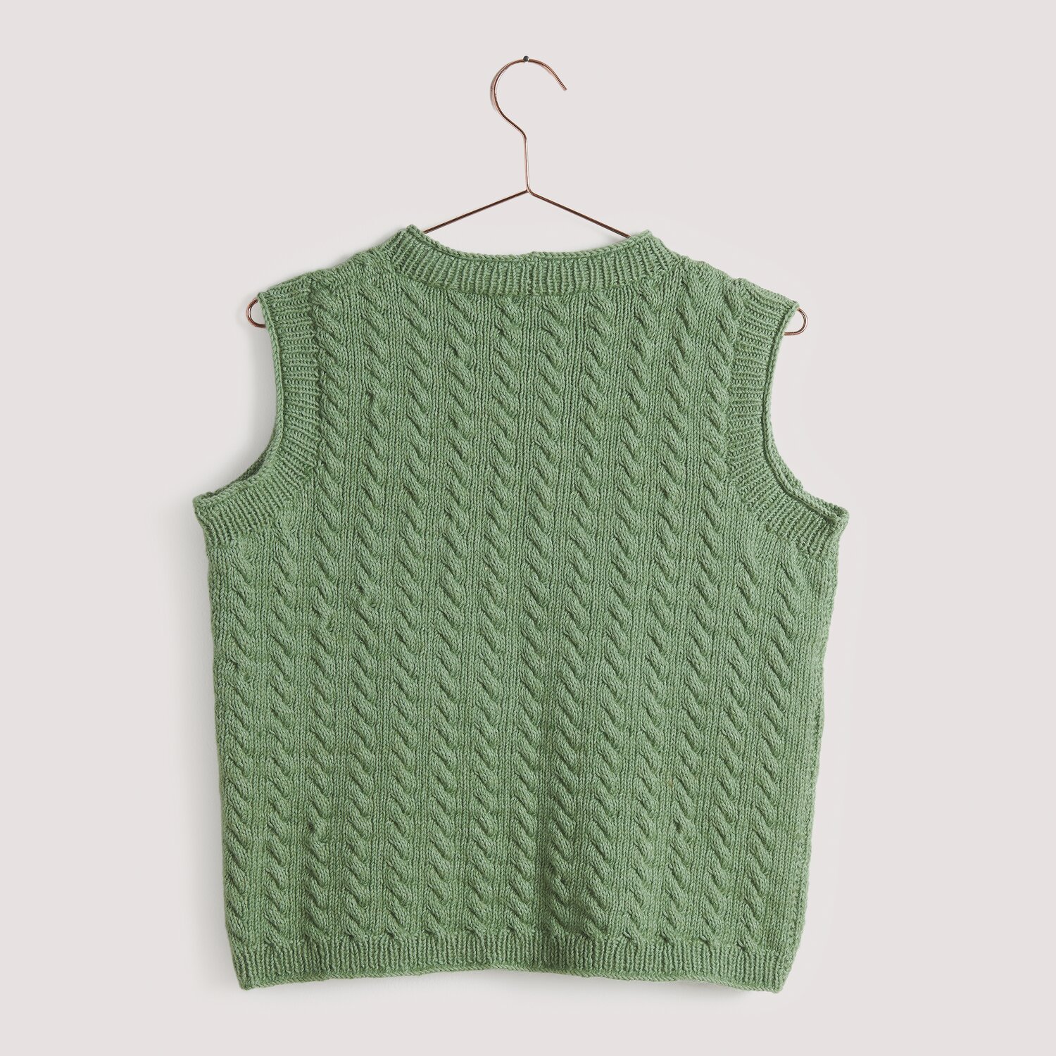 Creative Cotton Fleece dk, gestrickte Weste in Efeu-Grün, präsentiert auf einem Kleiderbügel. Ideal für Frühjahr-Sommer.