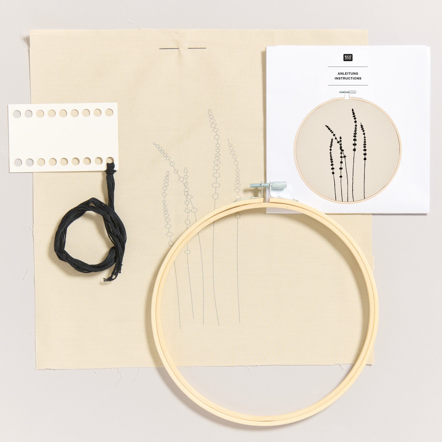 Stickpackung Vorgezeichnet Gräser, Rico Design, Stickset mit Stoff, Garn, Sortierkarte und Holzstickrahmen Ø20cm für filigranes Gräsermotiv