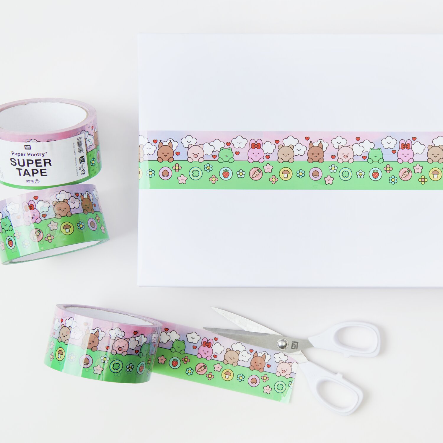 Paper Poetry Paketklebeband Chingu mit buntem Tiermotiv auf grünem Hintergrund, 5cmx32m.