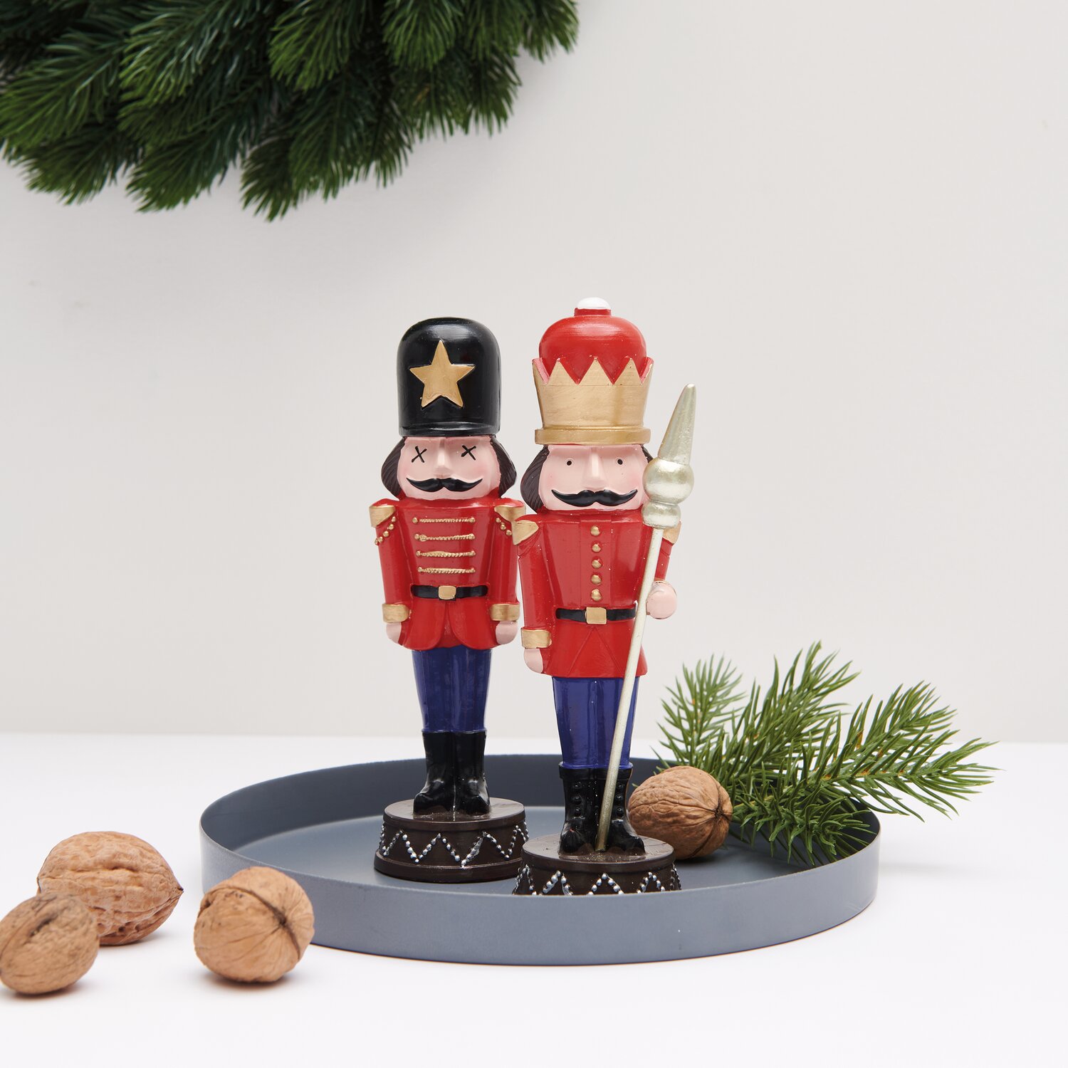 Polyresin Figur Nussknacker mit Stab 17cm Farbe Rot von Rico Design