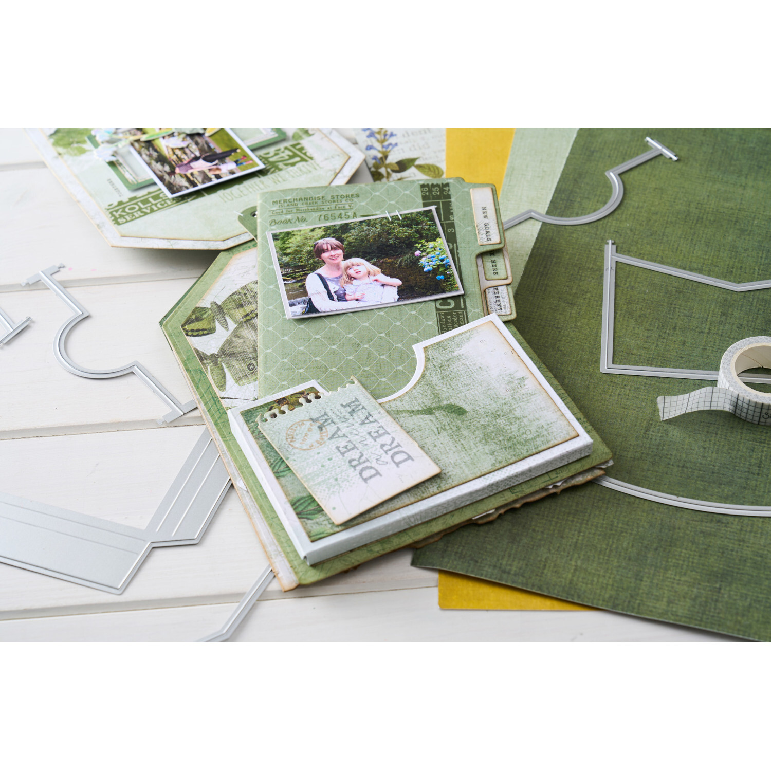 Thinlits Die Set Swap and Swap Large Tags, 17-teilig, zeigt grüne Bastelmaterialien und Fotos. Ideal für kreative Scrapbooking-Projekte.