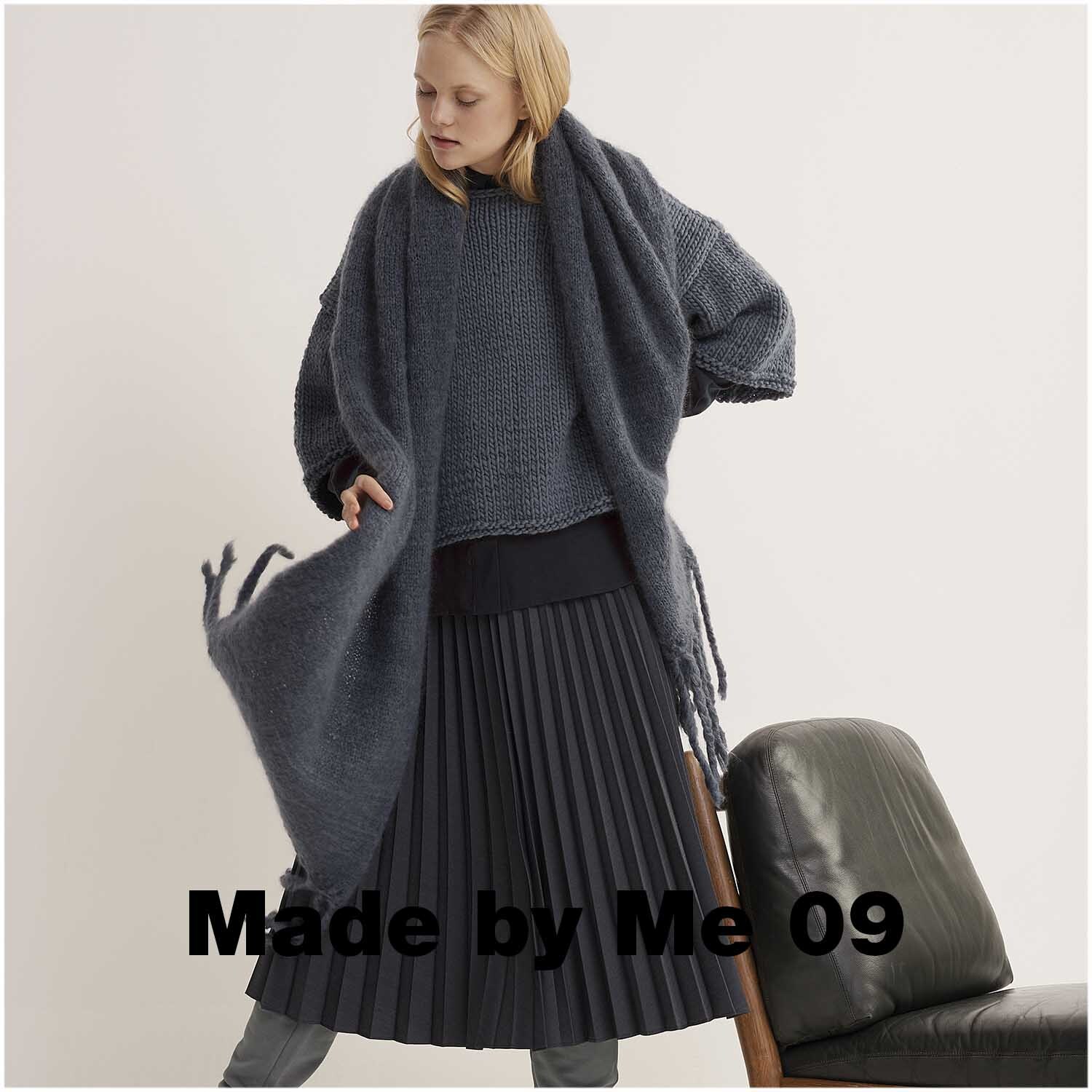 Fashion Mohair Merino Chunky: Frau in blauem Strickoutfit mit Schal, Rock und Sessel, 50g 100m Garn von Rico Design.