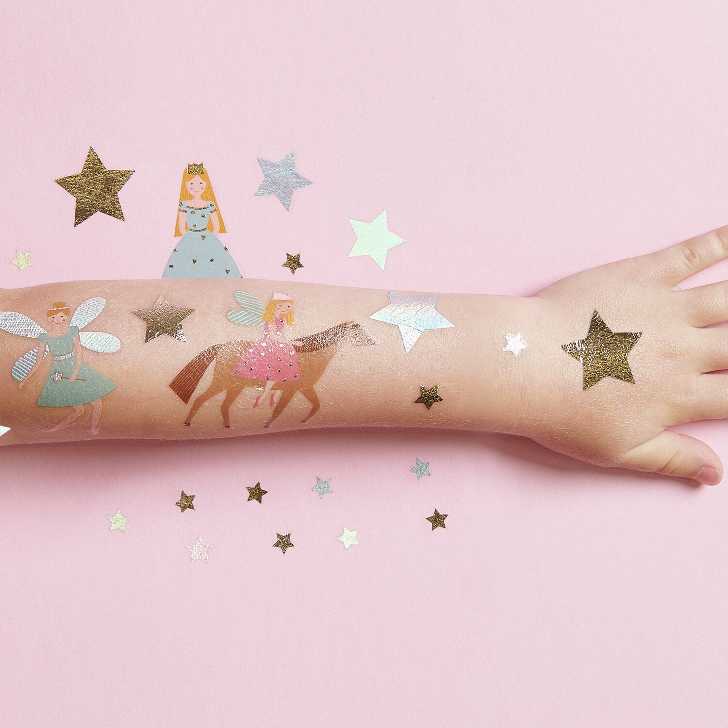 Tattoos Prinzessinnen und Feen: 26-teiliges Set mit glitzernden Motiven auf rosa Hintergrund.