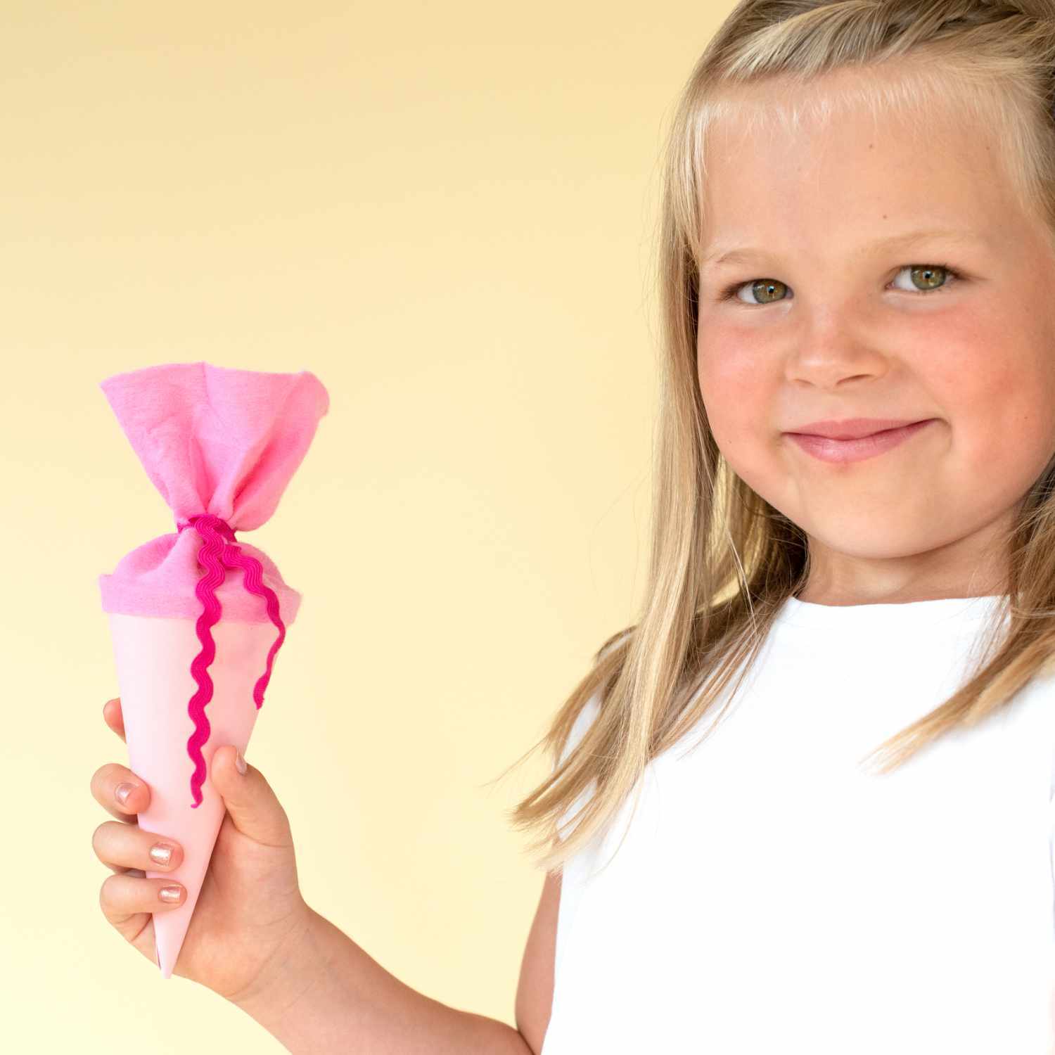 Schultüte Mini in Lila von goldbuch, 15 cm groß, ideal für kleine Geschenke und Überraschungen.