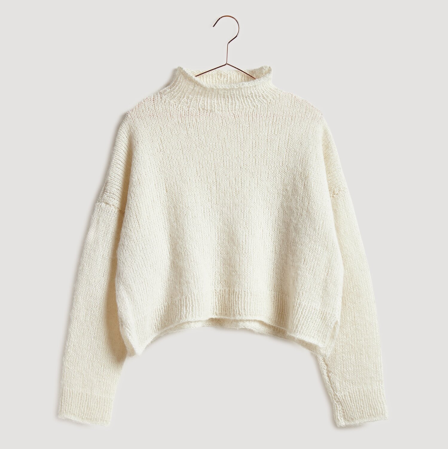 Die Neue Masche No. 13 Herbst von idee. Creativmarkt Strickset Pullover Modell 02 in Creme, aus Die Neue Masche No. 13, luxuriöse Alpaka-Baumwollmischung.