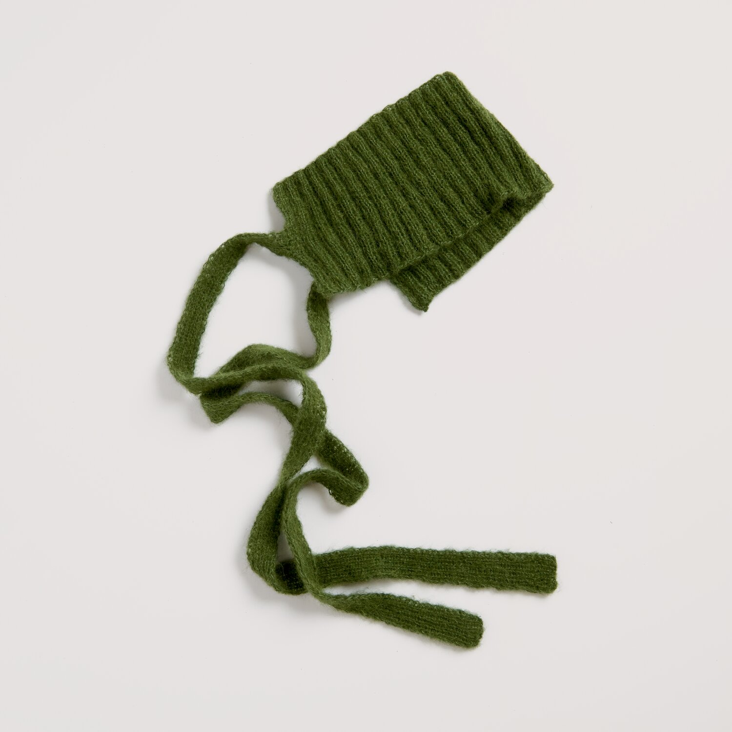 Strickset Kragen Modell 07 aus Luxury Knits Little Pieces, gestrickter Rippenkragen mit langen Bändern, weiches Garn in sattem Olivton auf hellem Hintergrund