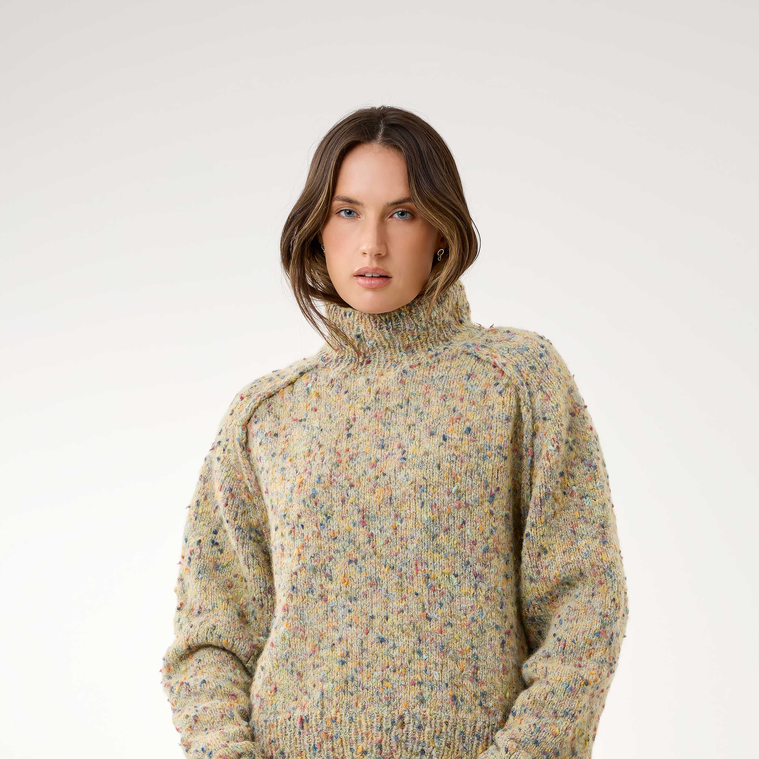Frau trägt Strickpullover