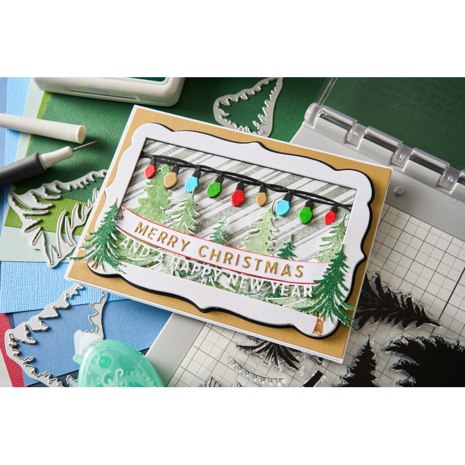 Thinlits Die Set Snap and Swap Merry Christmas: Festliche Karte mit bunten Lichtern und Tannenbäumen, ideal für kreative Weihnachtsprojekte.