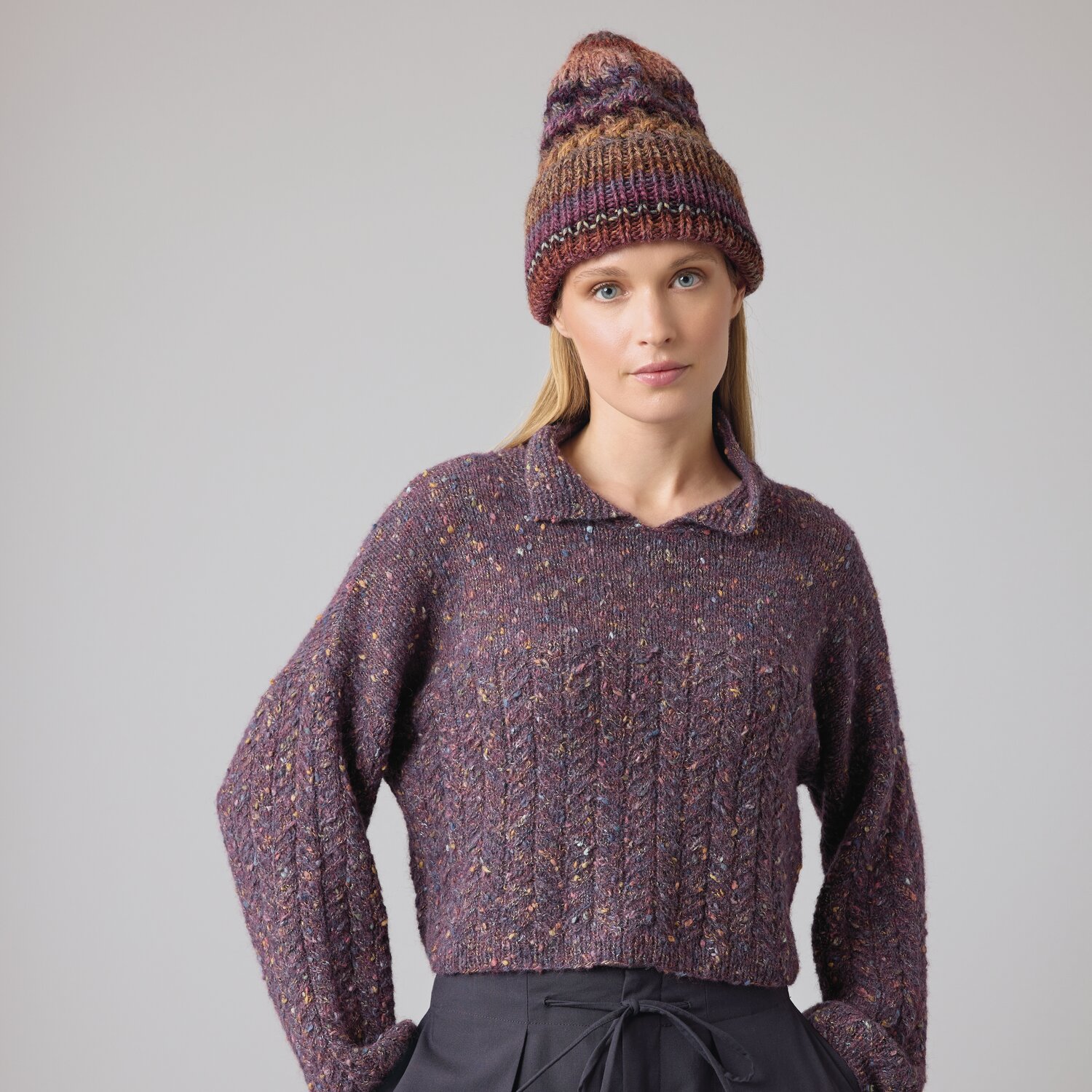Strickset Pullover Modell 08 aus Die Neue Masche No. 14 von idee. Creativmarkt Strickset Pullover Modell 08 aus DNM 14, lila, mit passender Mütze Modell 10, getragen von Frau.