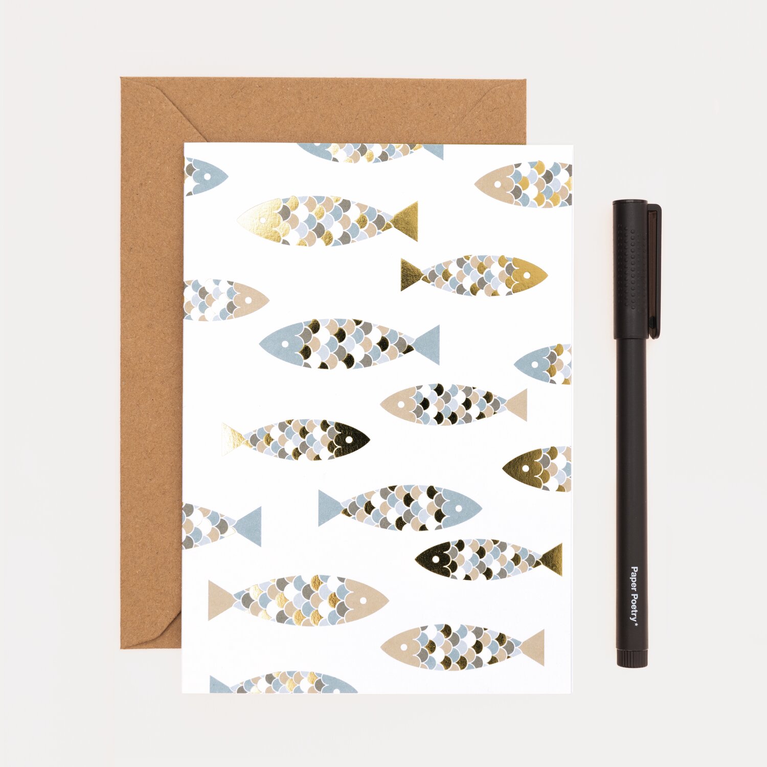 Paper Poetry Kartenset Fische, 20-teilig, mit bunten Fischmotiven und braunem Umschlag. Enthält einen schwarzen Stift.