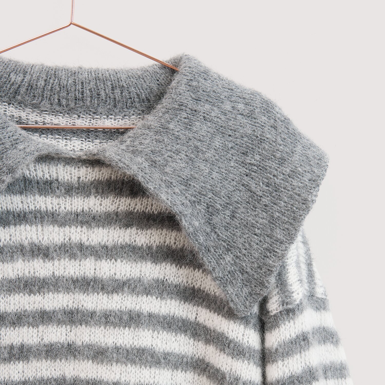 Die Neue Masche No. 16 Herbst, Strickpullover mit breitem Kragen, Streifenmuster, weiche Wolle Rödel Qualität in hellem und dunklerem Grauton