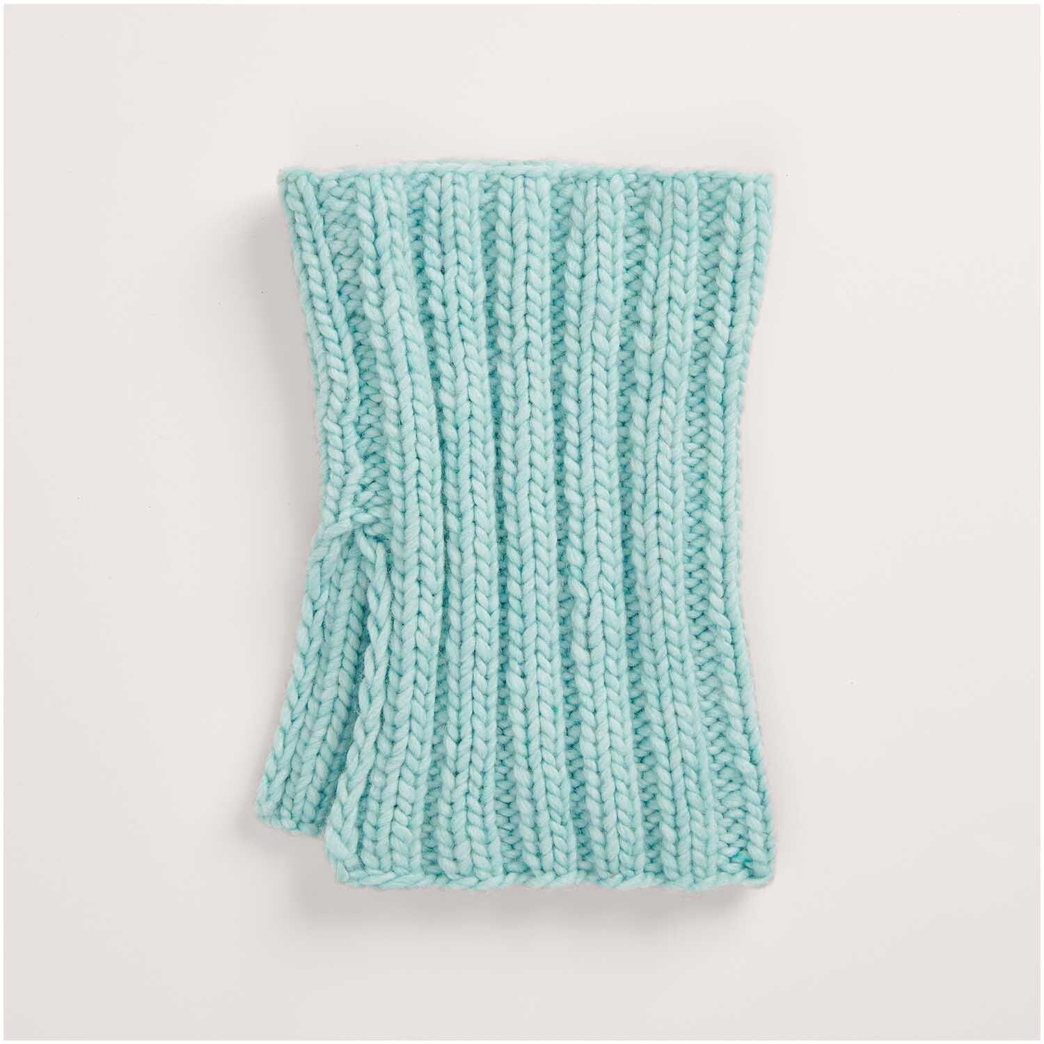 Ein hellblaues Strickset, Modell 19, aus der Kollektion "Made by Me Nr. 17". Der Kragen ist in einem gerippten Muster gestaltet und liegt flach auf einer neutralen Oberfläche. Ideal für DIY-Strickprojekte.