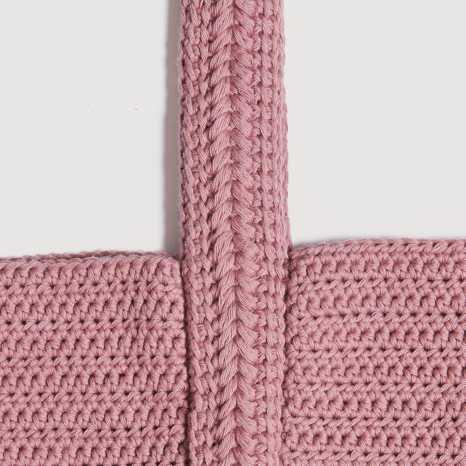 Cotton Universal: Gehäkeltes Muster in Smokey Berry, ideal für kreative Frühlings- und Sommerprojekte.