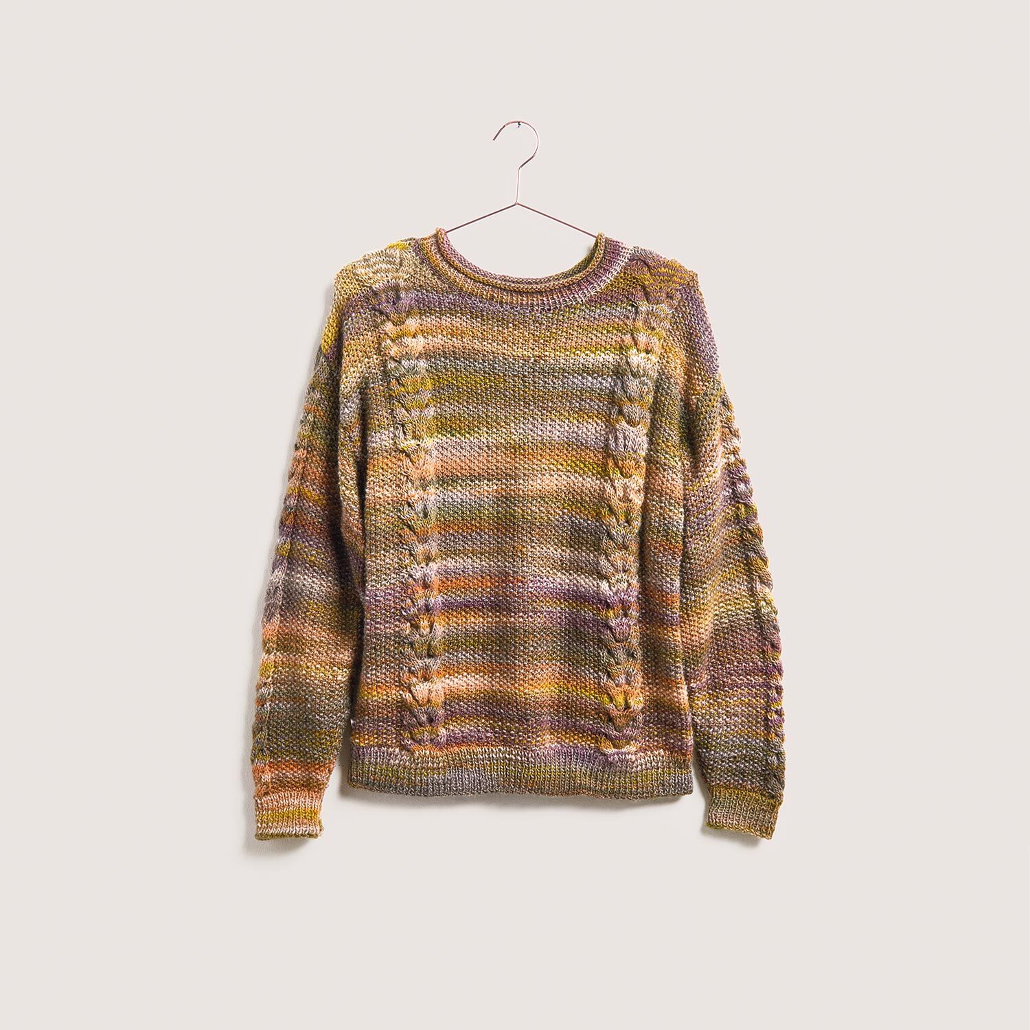 Pullover aus dem Strickset Modell 04 von Wonderball Special in warmen Erdtönen. Vorderansicht zeigt detaillierte Zopfmuster auf einem Kleiderbügel. Ideal für stilvolle Herbsttage.