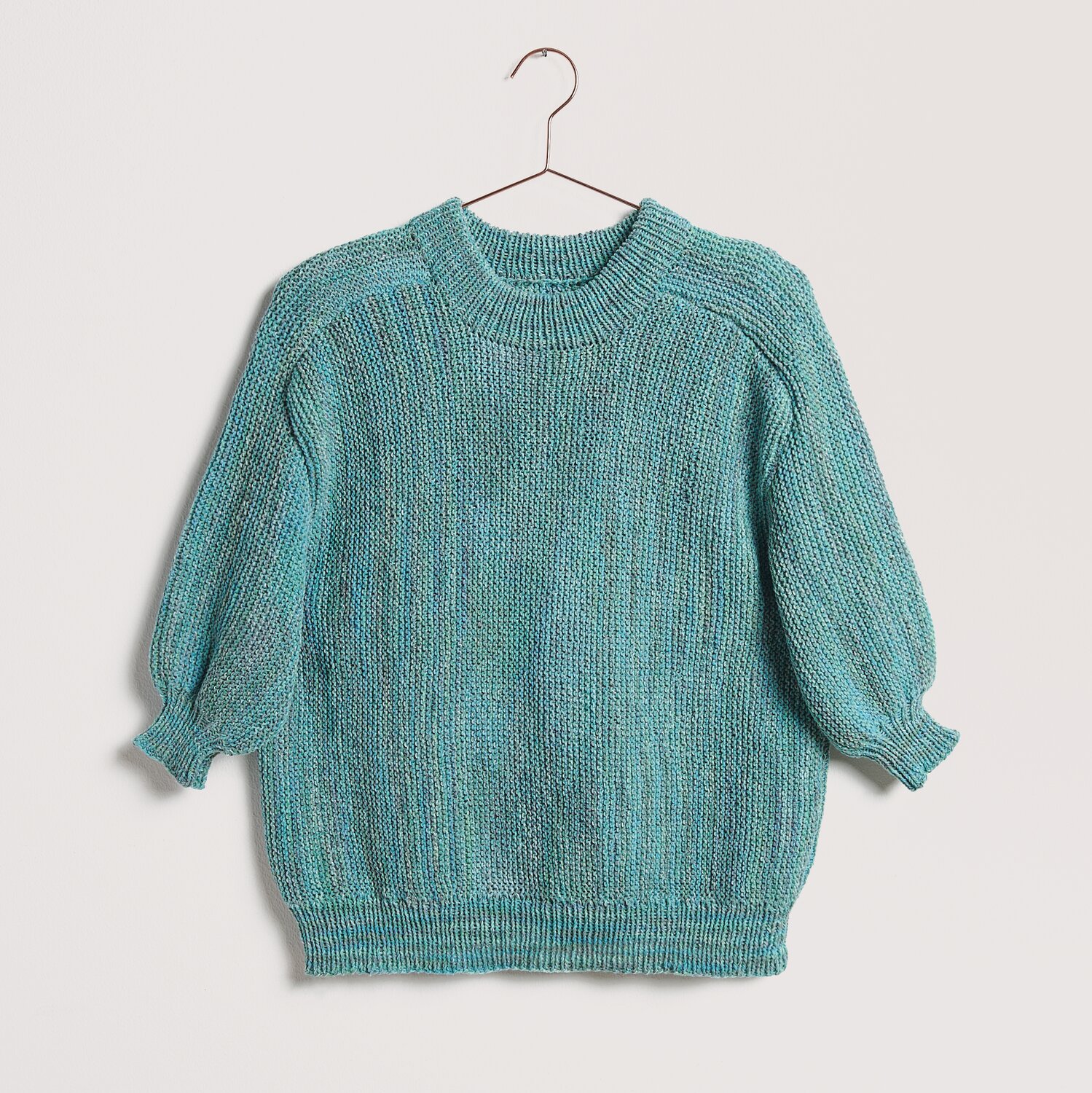 Die Neue Masche No. 12 Frühjahr-Sommer von idee. Creativmarkt Strickset Shirt Modell 17 aus Die Neue Masche No. 12 in Ocean. Kreatives Sommerdesign mit kurzen Ärmeln, ideal für Frühling und Sommer.