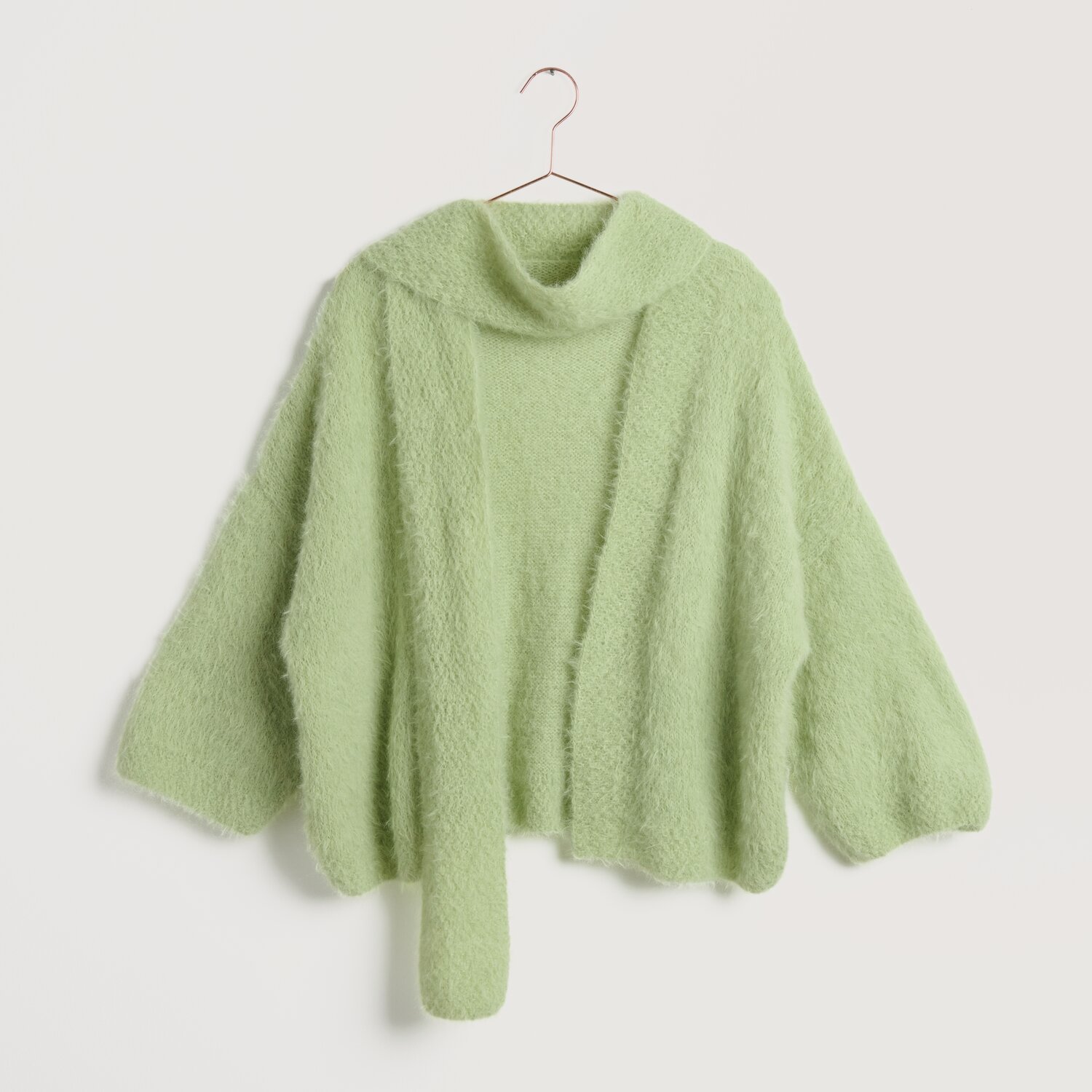 Strickset Jacke mit angeknöpftem Tuch Modell 20 in zartem Pistaziengrün aus Lovewool No. 22. Ideal für Frühjahr-Sommer.