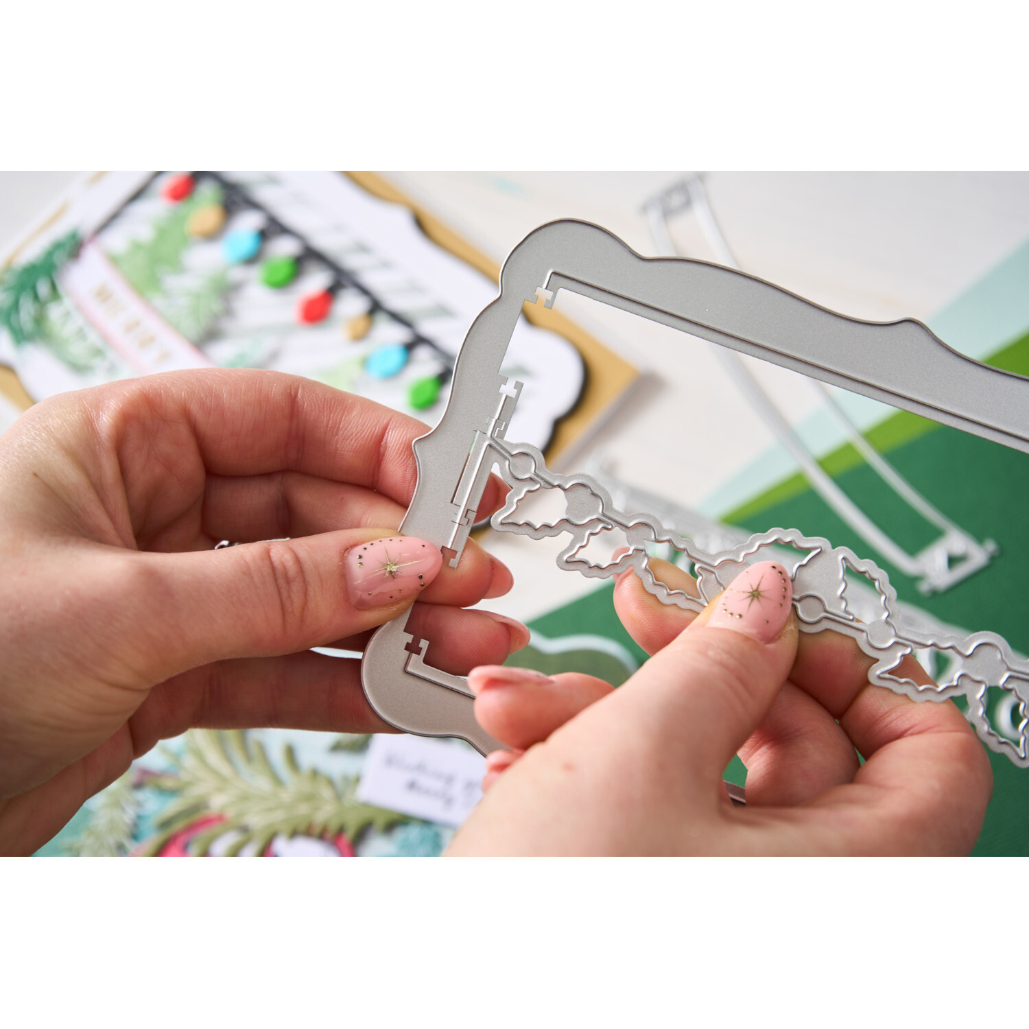 Thinlits Die Set Snap and Swap Merry Christmas, 15-teilig, wird von Händen gehalten und montiert. Ideal für kreative Bastelprojekte.