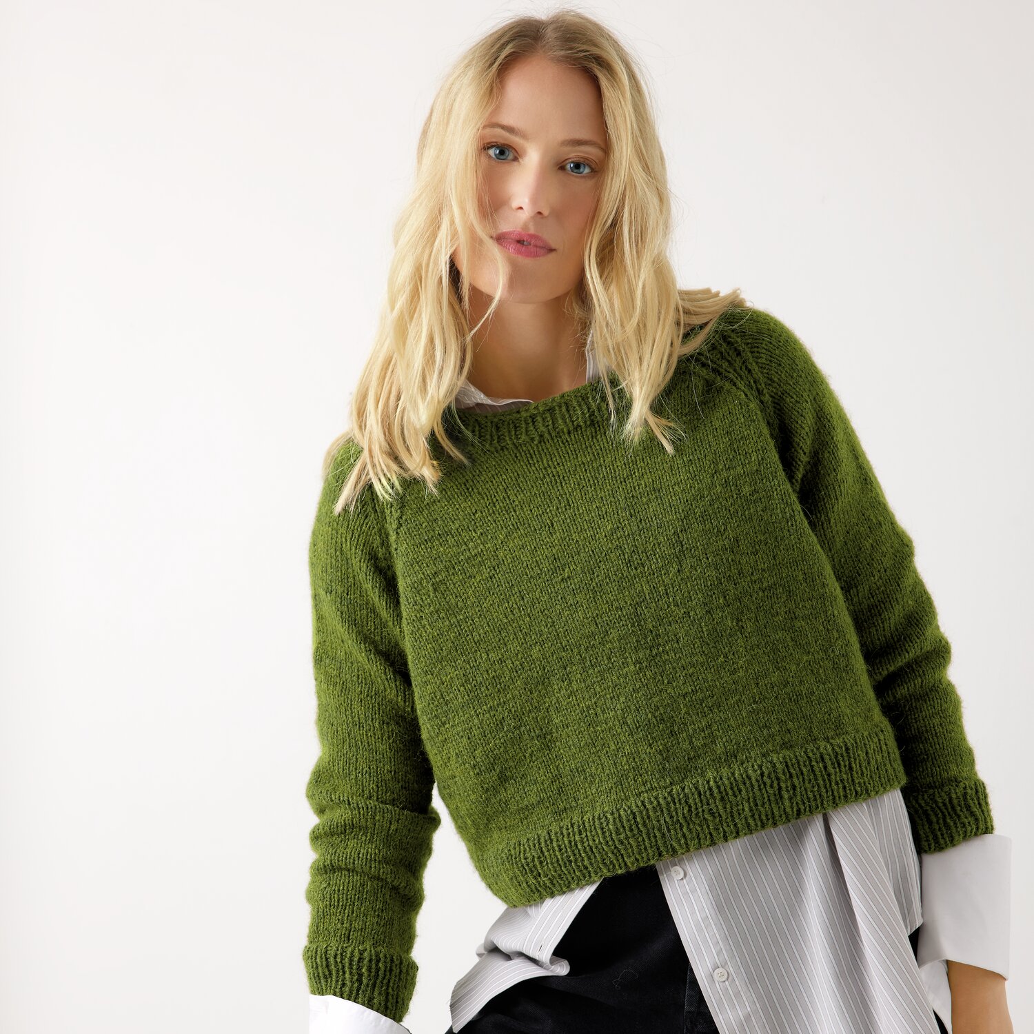 Strickset Pullover Modell 20 aus Die Neue Masche No. 13 von idee. Creativmarkt Strickset Pullover Modell 20 aus Die Neue Masche No. 13: Grüner Pullover über weißem Hemd, lässiger Look.