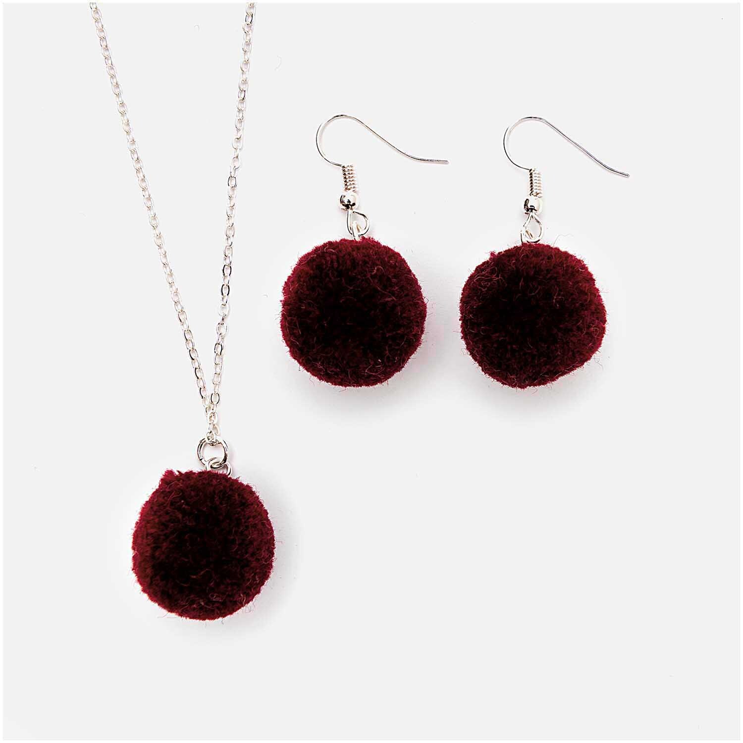Pompons mit Öse 2cm 2 Stück in weinrot von Rico Design, bestehend aus Ohrringen und einer Halskette. Ideal für stilvolle Accessoires.