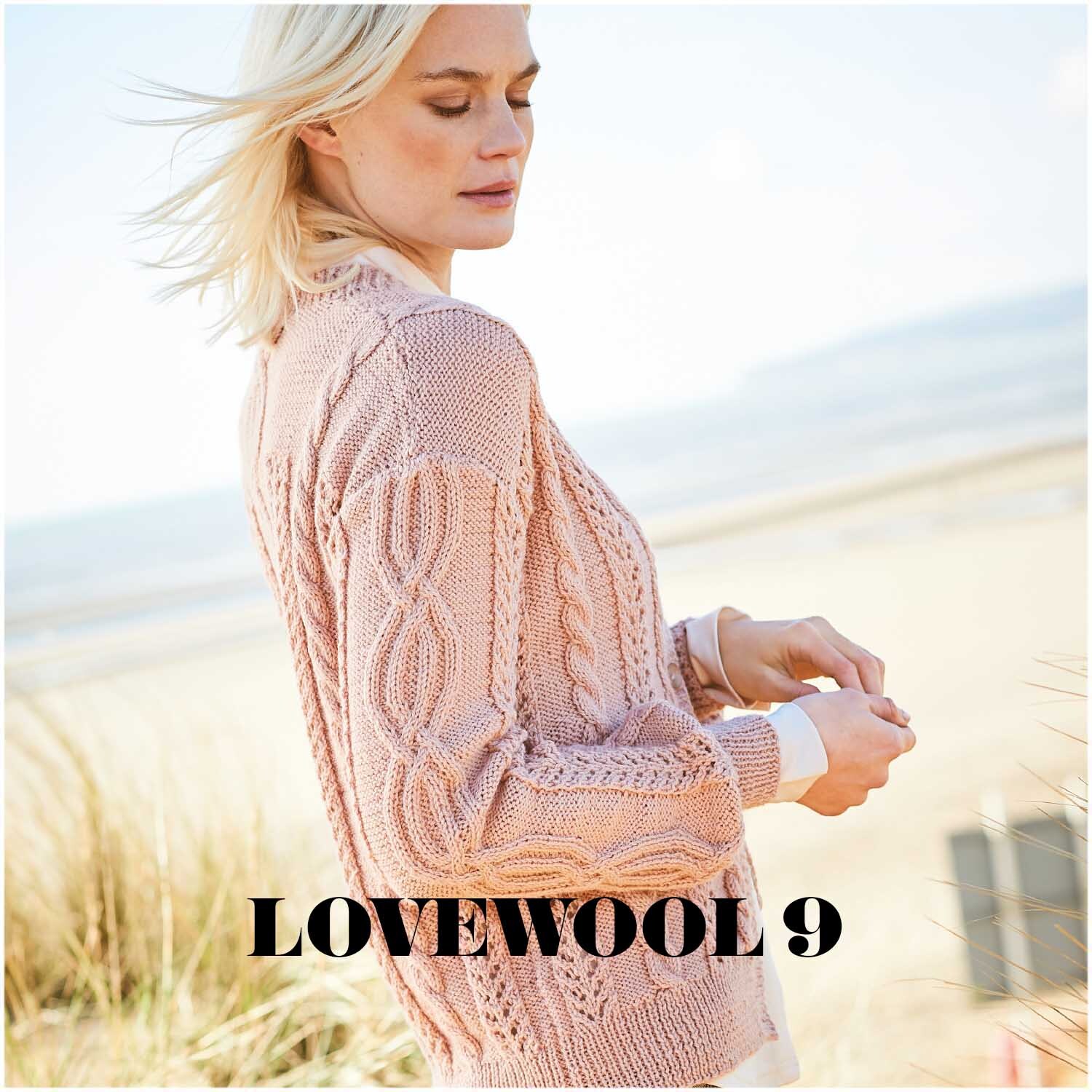Essentials Merino Plus dk 50g 125m Farbe Puder von Rico Design Essentials Merino Plus dk: Frau am Strand in gestricktem Pullover in Puder, 50g 125m, von Rico Design.