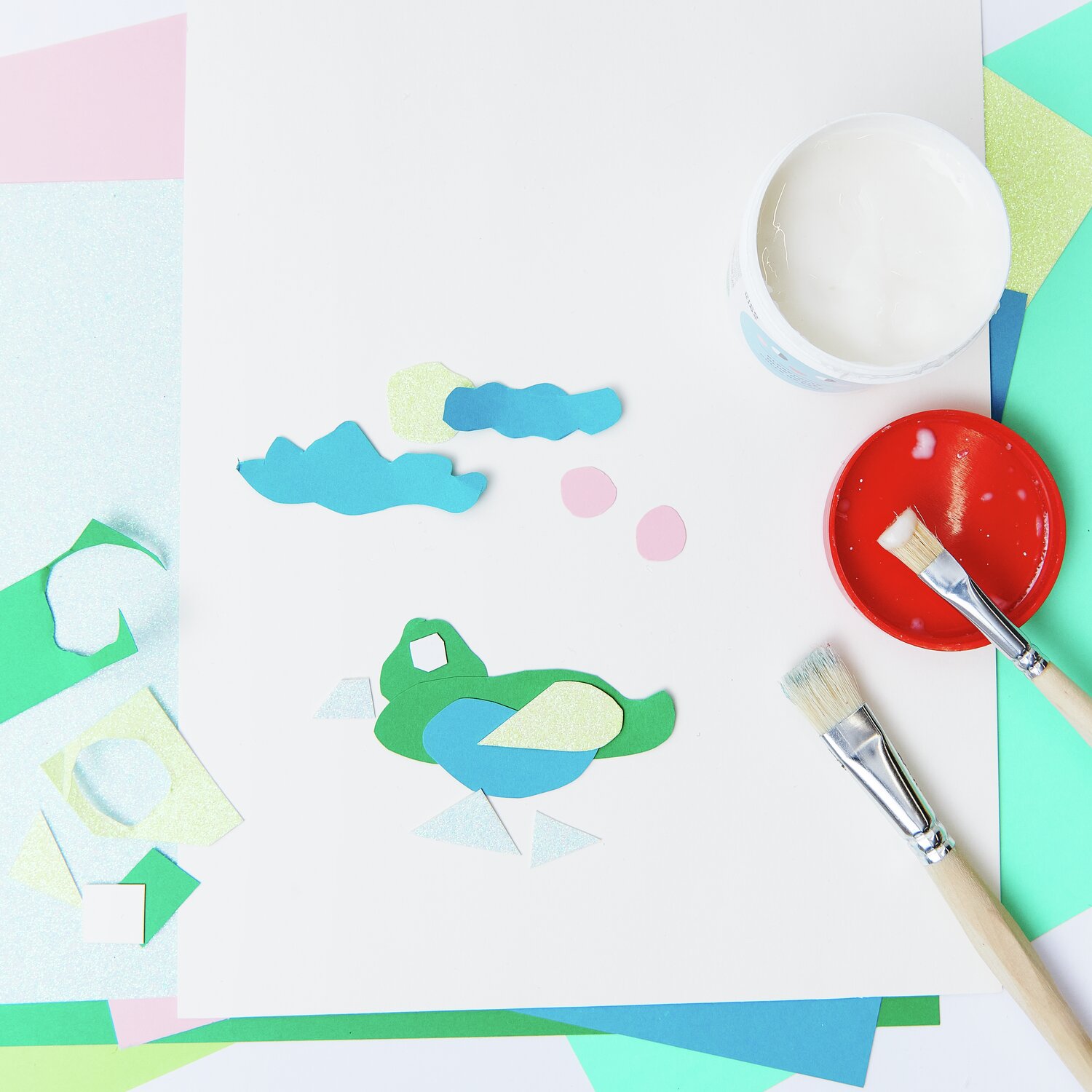 Kinder Klebepaste U3, 150g: Bastelset mit buntem Papier, Pinseln und Klebepaste für kreative Projekte.