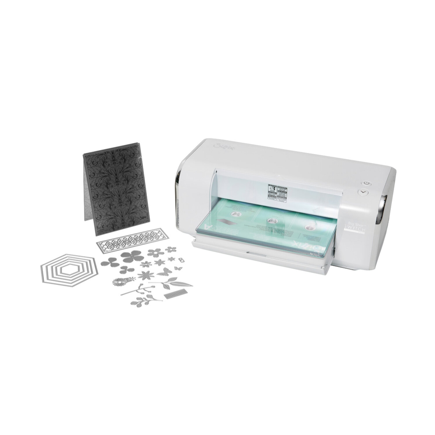Big Shot Switch Plus Starter Kit weiß zeigt elektrische Sizzix Stanz- und Prägemaschine mit aufgelegter Platte, Metallstanzschablonen und Prägeplatte für Bastelprojekte